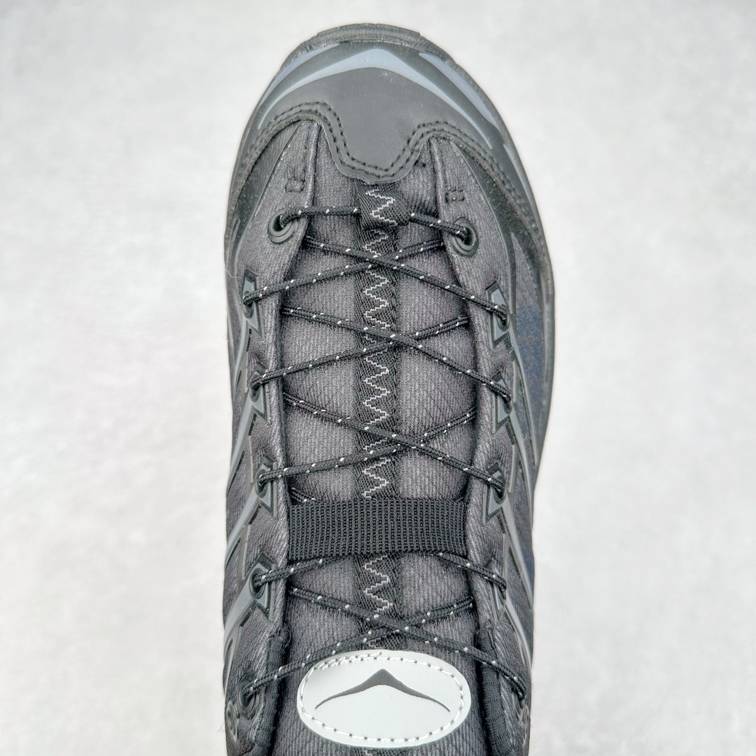 图片[4]-HOKA ONE ONE Mafate Speed 3 Low 玛法特3代系列低帮轻量户外越野休闲运动慢跑鞋 HOKA ONE ONE 最近推出了一个胶囊系列 Origin Story 这个系列里的 Mafate Speed 2 可以说让我日思夜想有一阵子了 最近终于拔草 让我来分享一下这双也是上脚赞到爆的越野跑鞋吧 以阿尔卑斯山脉作为主题将亮黄色与蓝色调覆盖在这经典轮廓之上 配色的呈现效果相当亮眼 以至于很多人买这个配色是用来日常搭配的 鞋面采用超轻的无缝架构 轻薄的TPU贴在透气的鞋面材料上 减轻重量同时也保证了支撑性 鞋底则采用滚动平衡技术 引导跑者回归自然步态 祖传的神奇EVA材质中底依旧是一如既往地表现优秀 能提供充足的缓震 作为HOKA家的越野跑鞋 VIBRAM 橡胶大底也是必不可少的 即便在复杂湿滑的地形 依旧能有良好的抓地力及稳定性 鞋带采用了弹性不易松脱的扁宽弹性鞋带 前掌与中掌部分也进行了加宽 也更加适合亚洲人的脚型 是一款十分全面且足够强悍的户外硬核越野鞋 而这双极其亮眼的越野跑鞋恰好又是在江山一百中参赛的UTMB冠军 Ludovic POMMERET 夺冠时穿着的战靴 这就让它变得更加有吸引力了 用来日常搭配的话短裤是基本不挑 长裤我个人推荐阔腿裤 工装裤以及各种长筒牛仔裤都可以 尺码：36 36.5 37.5 38 38.5 39 40 40.5 41 42 42.5 43 44 44.5 45-选品中心