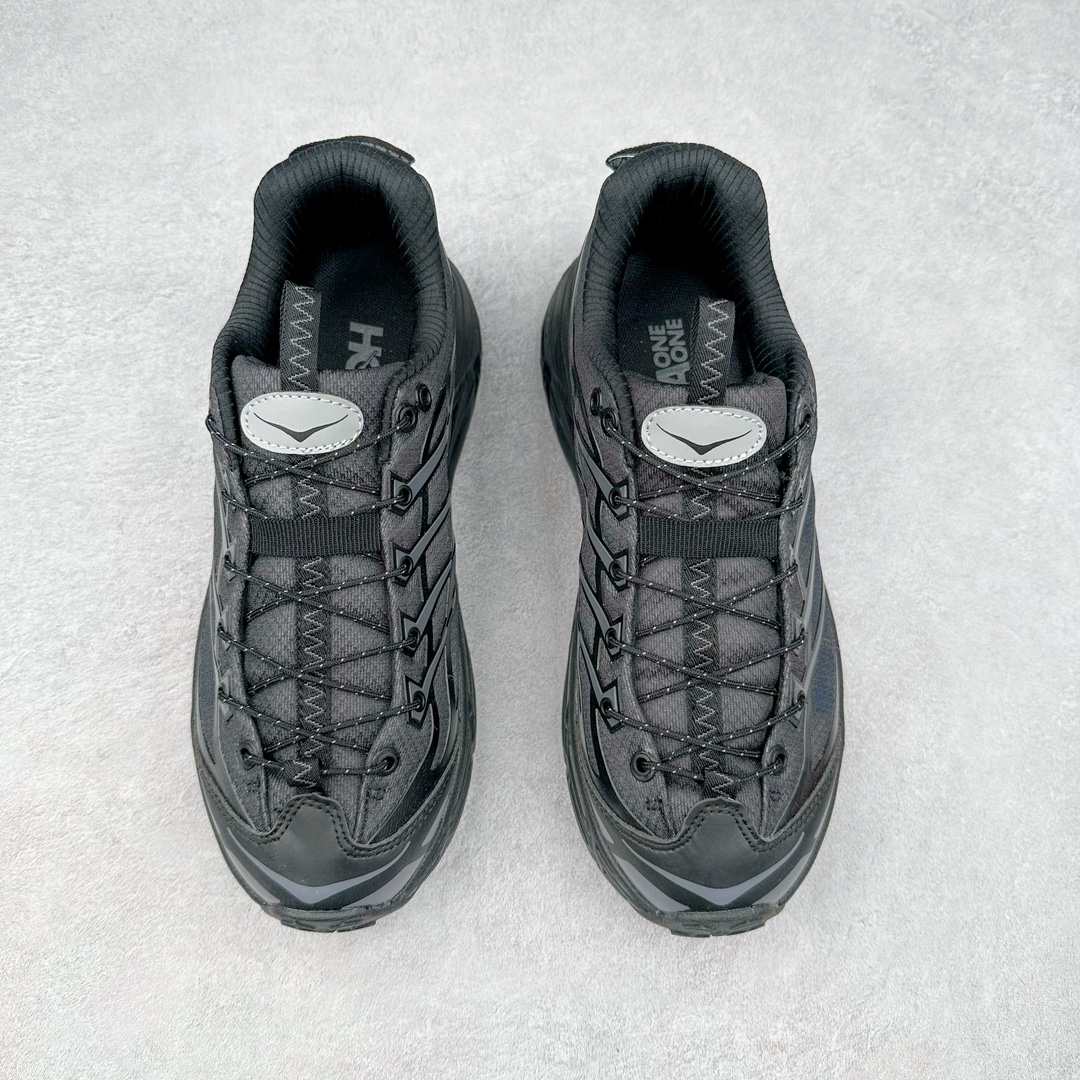 图片[2]-HOKA ONE ONE Mafate Speed 3 Low 玛法特3代系列低帮轻量户外越野休闲运动慢跑鞋 HOKA ONE ONE 最近推出了一个胶囊系列 Origin Story 这个系列里的 Mafate Speed 2 可以说让我日思夜想有一阵子了 最近终于拔草 让我来分享一下这双也是上脚赞到爆的越野跑鞋吧 以阿尔卑斯山脉作为主题将亮黄色与蓝色调覆盖在这经典轮廓之上 配色的呈现效果相当亮眼 以至于很多人买这个配色是用来日常搭配的 鞋面采用超轻的无缝架构 轻薄的TPU贴在透气的鞋面材料上 减轻重量同时也保证了支撑性 鞋底则采用滚动平衡技术 引导跑者回归自然步态 祖传的神奇EVA材质中底依旧是一如既往地表现优秀 能提供充足的缓震 作为HOKA家的越野跑鞋 VIBRAM 橡胶大底也是必不可少的 即便在复杂湿滑的地形 依旧能有良好的抓地力及稳定性 鞋带采用了弹性不易松脱的扁宽弹性鞋带 前掌与中掌部分也进行了加宽 也更加适合亚洲人的脚型 是一款十分全面且足够强悍的户外硬核越野鞋 而这双极其亮眼的越野跑鞋恰好又是在江山一百中参赛的UTMB冠军 Ludovic POMMERET 夺冠时穿着的战靴 这就让它变得更加有吸引力了 用来日常搭配的话短裤是基本不挑 长裤我个人推荐阔腿裤 工装裤以及各种长筒牛仔裤都可以 尺码：36 36.5 37.5 38 38.5 39 40 40.5 41 42 42.5 43 44 44.5 45-选品中心