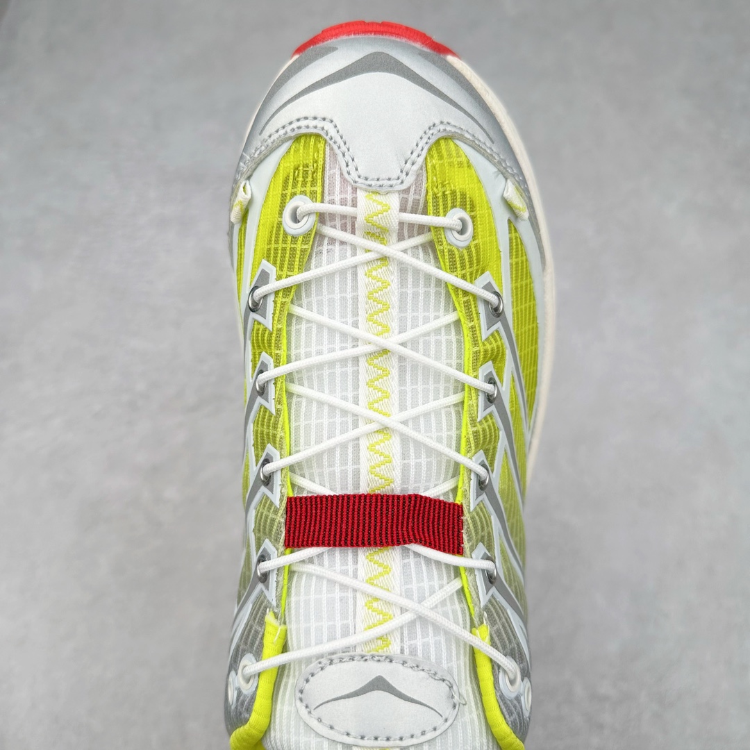 图片[4]-HOKA ONE ONE Mafate Speed 3 Low 玛法特3代系列低帮轻量户外越野休闲运动慢跑鞋 HOKA ONE ONE 最近推出了一个胶囊系列 Origin Story 这个系列里的 Mafate Speed 2 可以说让我日思夜想有一阵子了 最近终于拔草 让我来分享一下这双也是上脚赞到爆的越野跑鞋吧 以阿尔卑斯山脉作为主题将亮黄色与蓝色调覆盖在这经典轮廓之上 配色的呈现效果相当亮眼 以至于很多人买这个配色是用来日常搭配的 鞋面采用超轻的无缝架构 轻薄的TPU贴在透气的鞋面材料上 减轻重量同时也保证了支撑性 鞋底则采用滚动平衡技术 引导跑者回归自然步态 祖传的神奇EVA材质中底依旧是一如既往地表现优秀 能提供充足的缓震 作为HOKA家的越野跑鞋 VIBRAM 橡胶大底也是必不可少的 即便在复杂湿滑的地形 依旧能有良好的抓地力及稳定性 鞋带采用了弹性不易松脱的扁宽弹性鞋带 前掌与中掌部分也进行了加宽 也更加适合亚洲人的脚型 是一款十分全面且足够强悍的户外硬核越野鞋 而这双极其亮眼的越野跑鞋恰好又是在江山一百中参赛的UTMB冠军 Ludovic POMMERET 夺冠时穿着的战靴 这就让它变得更加有吸引力了 用来日常搭配的话短裤是基本不挑 长裤我个人推荐阔腿裤 工装裤以及各种长筒牛仔裤都可以 尺码：36 36.5 37.5 38 38.5 39 40 40.5 41 42 42.5 43 44 44.5 45-选品中心