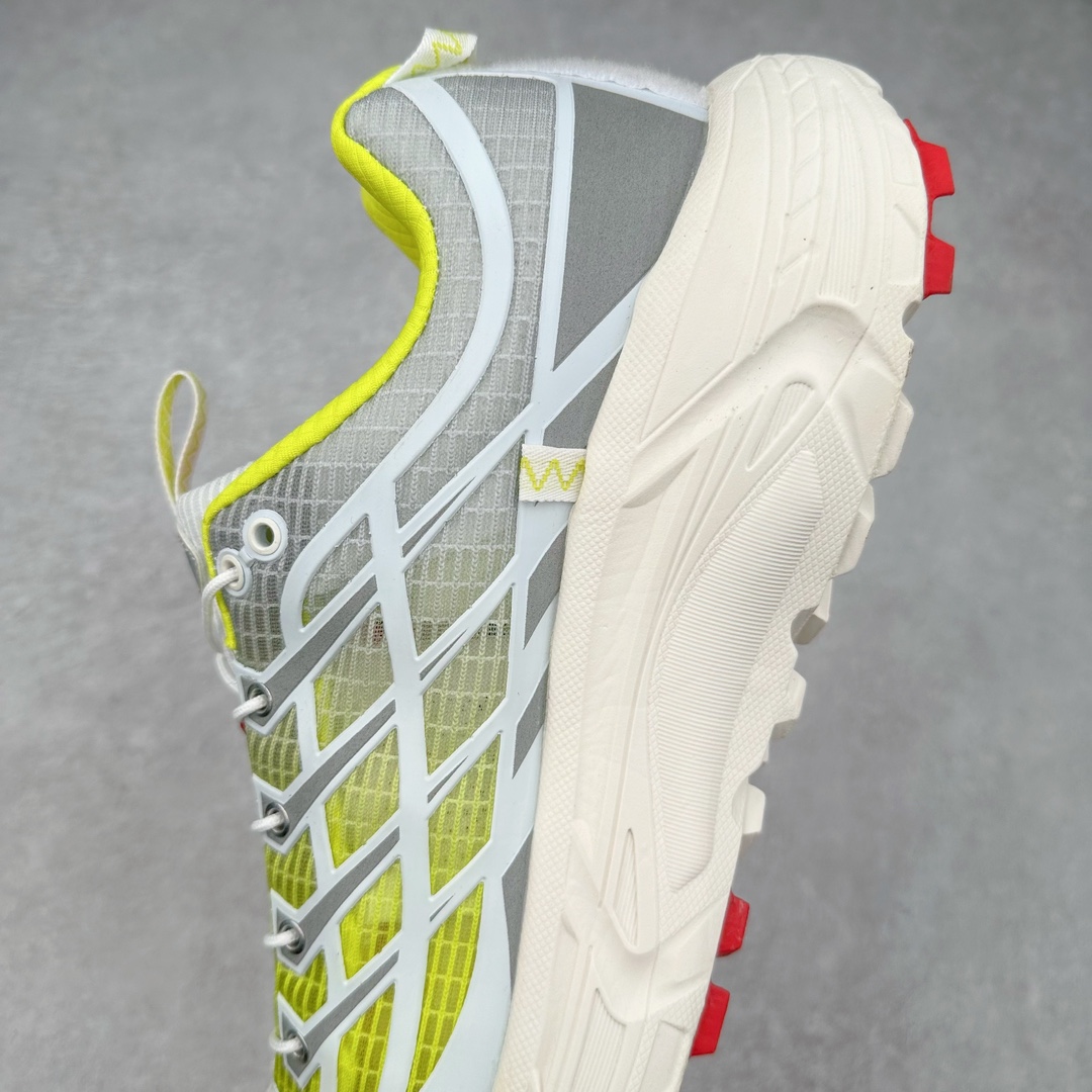 图片[7]-HOKA ONE ONE Mafate Speed 3 Low 玛法特3代系列低帮轻量户外越野休闲运动慢跑鞋 HOKA ONE ONE 最近推出了一个胶囊系列 Origin Story 这个系列里的 Mafate Speed 2 可以说让我日思夜想有一阵子了 最近终于拔草 让我来分享一下这双也是上脚赞到爆的越野跑鞋吧 以阿尔卑斯山脉作为主题将亮黄色与蓝色调覆盖在这经典轮廓之上 配色的呈现效果相当亮眼 以至于很多人买这个配色是用来日常搭配的 鞋面采用超轻的无缝架构 轻薄的TPU贴在透气的鞋面材料上 减轻重量同时也保证了支撑性 鞋底则采用滚动平衡技术 引导跑者回归自然步态 祖传的神奇EVA材质中底依旧是一如既往地表现优秀 能提供充足的缓震 作为HOKA家的越野跑鞋 VIBRAM 橡胶大底也是必不可少的 即便在复杂湿滑的地形 依旧能有良好的抓地力及稳定性 鞋带采用了弹性不易松脱的扁宽弹性鞋带 前掌与中掌部分也进行了加宽 也更加适合亚洲人的脚型 是一款十分全面且足够强悍的户外硬核越野鞋 而这双极其亮眼的越野跑鞋恰好又是在江山一百中参赛的UTMB冠军 Ludovic POMMERET 夺冠时穿着的战靴 这就让它变得更加有吸引力了 用来日常搭配的话短裤是基本不挑 长裤我个人推荐阔腿裤 工装裤以及各种长筒牛仔裤都可以 尺码：36 36.5 37.5 38 38.5 39 40 40.5 41 42 42.5 43 44 44.5 45-选品中心