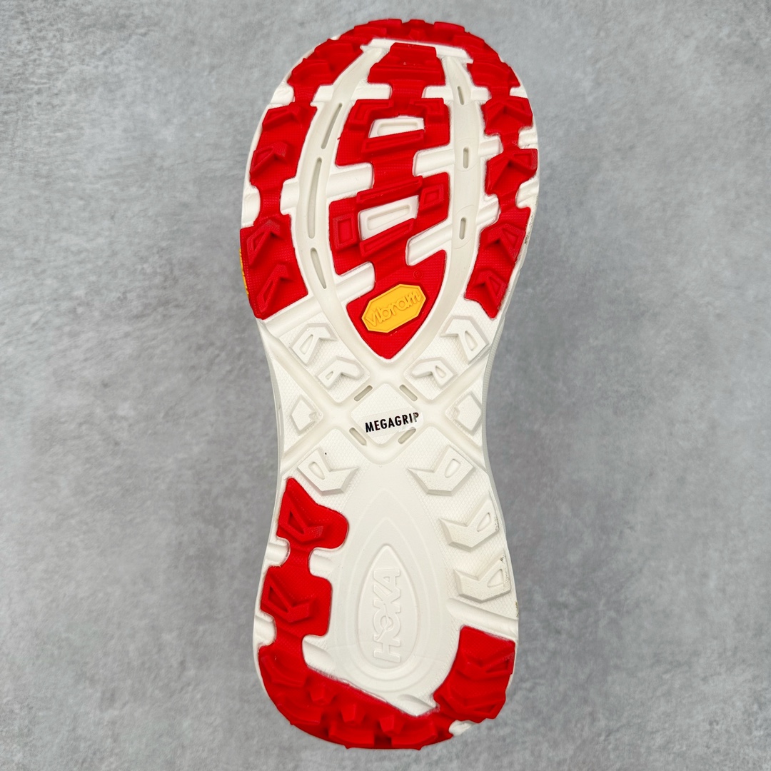 图片[9]-HOKA ONE ONE Mafate Speed 3 Low 玛法特3代系列低帮轻量户外越野休闲运动慢跑鞋 HOKA ONE ONE 最近推出了一个胶囊系列 Origin Story 这个系列里的 Mafate Speed 2 可以说让我日思夜想有一阵子了 最近终于拔草 让我来分享一下这双也是上脚赞到爆的越野跑鞋吧 以阿尔卑斯山脉作为主题将亮黄色与蓝色调覆盖在这经典轮廓之上 配色的呈现效果相当亮眼 以至于很多人买这个配色是用来日常搭配的 鞋面采用超轻的无缝架构 轻薄的TPU贴在透气的鞋面材料上 减轻重量同时也保证了支撑性 鞋底则采用滚动平衡技术 引导跑者回归自然步态 祖传的神奇EVA材质中底依旧是一如既往地表现优秀 能提供充足的缓震 作为HOKA家的越野跑鞋 VIBRAM 橡胶大底也是必不可少的 即便在复杂湿滑的地形 依旧能有良好的抓地力及稳定性 鞋带采用了弹性不易松脱的扁宽弹性鞋带 前掌与中掌部分也进行了加宽 也更加适合亚洲人的脚型 是一款十分全面且足够强悍的户外硬核越野鞋 而这双极其亮眼的越野跑鞋恰好又是在江山一百中参赛的UTMB冠军 Ludovic POMMERET 夺冠时穿着的战靴 这就让它变得更加有吸引力了 用来日常搭配的话短裤是基本不挑 长裤我个人推荐阔腿裤 工装裤以及各种长筒牛仔裤都可以 尺码：36 36.5 37.5 38 38.5 39 40 40.5 41 42 42.5 43 44 44.5 45-选品中心