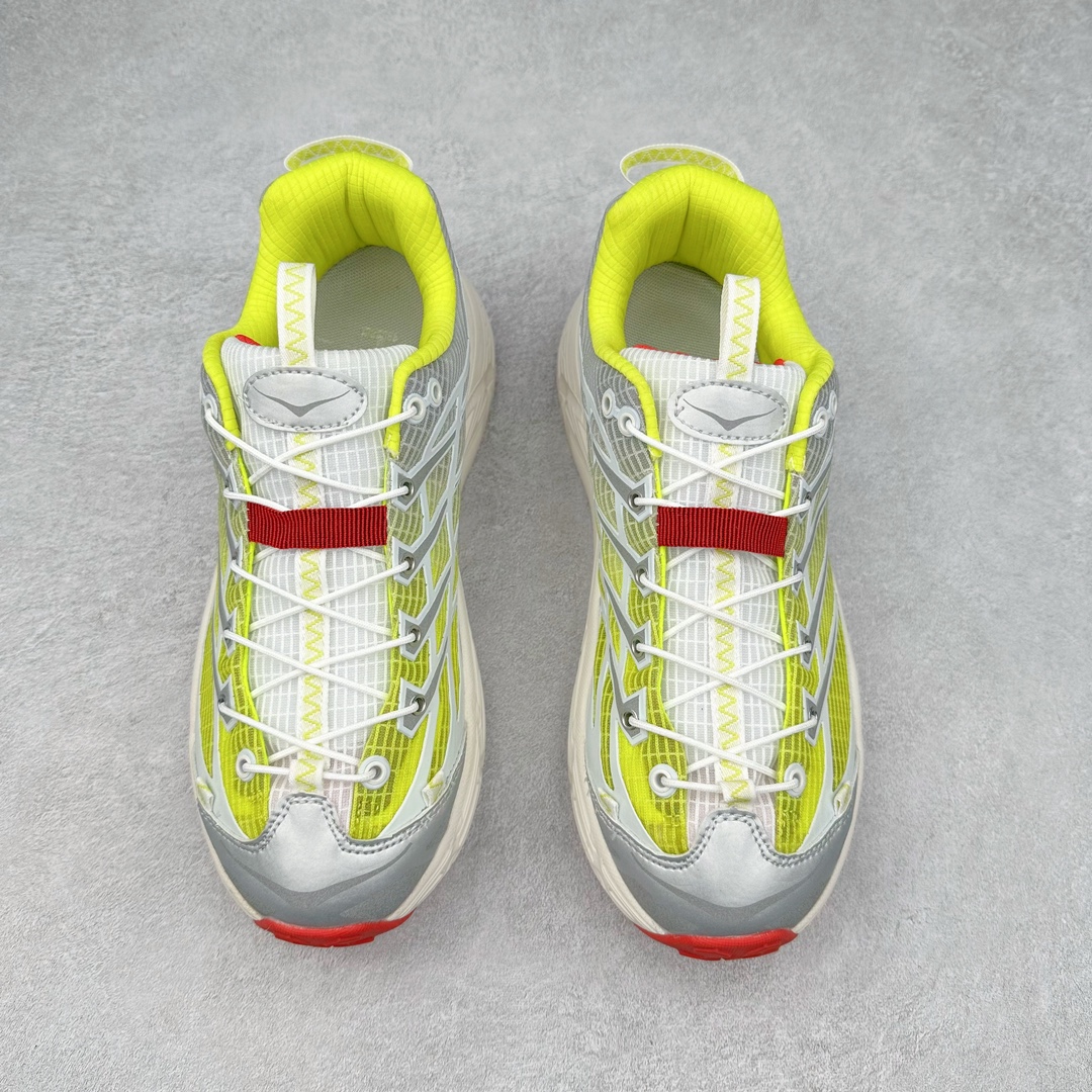 图片[2]-HOKA ONE ONE Mafate Speed 3 Low 玛法特3代系列低帮轻量户外越野休闲运动慢跑鞋 HOKA ONE ONE 最近推出了一个胶囊系列 Origin Story 这个系列里的 Mafate Speed 2 可以说让我日思夜想有一阵子了 最近终于拔草 让我来分享一下这双也是上脚赞到爆的越野跑鞋吧 以阿尔卑斯山脉作为主题将亮黄色与蓝色调覆盖在这经典轮廓之上 配色的呈现效果相当亮眼 以至于很多人买这个配色是用来日常搭配的 鞋面采用超轻的无缝架构 轻薄的TPU贴在透气的鞋面材料上 减轻重量同时也保证了支撑性 鞋底则采用滚动平衡技术 引导跑者回归自然步态 祖传的神奇EVA材质中底依旧是一如既往地表现优秀 能提供充足的缓震 作为HOKA家的越野跑鞋 VIBRAM 橡胶大底也是必不可少的 即便在复杂湿滑的地形 依旧能有良好的抓地力及稳定性 鞋带采用了弹性不易松脱的扁宽弹性鞋带 前掌与中掌部分也进行了加宽 也更加适合亚洲人的脚型 是一款十分全面且足够强悍的户外硬核越野鞋 而这双极其亮眼的越野跑鞋恰好又是在江山一百中参赛的UTMB冠军 Ludovic POMMERET 夺冠时穿着的战靴 这就让它变得更加有吸引力了 用来日常搭配的话短裤是基本不挑 长裤我个人推荐阔腿裤 工装裤以及各种长筒牛仔裤都可以 尺码：36 36.5 37.5 38 38.5 39 40 40.5 41 42 42.5 43 44 44.5 45-选品中心