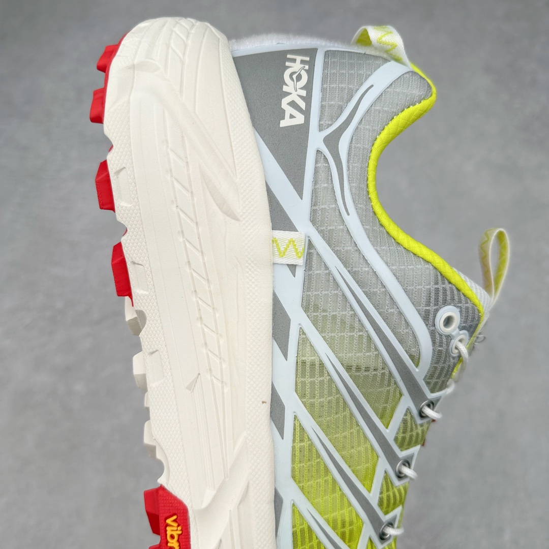 图片[6]-HOKA ONE ONE Mafate Speed 3 Low 玛法特3代系列低帮轻量户外越野休闲运动慢跑鞋 HOKA ONE ONE 最近推出了一个胶囊系列 Origin Story 这个系列里的 Mafate Speed 2 可以说让我日思夜想有一阵子了 最近终于拔草 让我来分享一下这双也是上脚赞到爆的越野跑鞋吧 以阿尔卑斯山脉作为主题将亮黄色与蓝色调覆盖在这经典轮廓之上 配色的呈现效果相当亮眼 以至于很多人买这个配色是用来日常搭配的 鞋面采用超轻的无缝架构 轻薄的TPU贴在透气的鞋面材料上 减轻重量同时也保证了支撑性 鞋底则采用滚动平衡技术 引导跑者回归自然步态 祖传的神奇EVA材质中底依旧是一如既往地表现优秀 能提供充足的缓震 作为HOKA家的越野跑鞋 VIBRAM 橡胶大底也是必不可少的 即便在复杂湿滑的地形 依旧能有良好的抓地力及稳定性 鞋带采用了弹性不易松脱的扁宽弹性鞋带 前掌与中掌部分也进行了加宽 也更加适合亚洲人的脚型 是一款十分全面且足够强悍的户外硬核越野鞋 而这双极其亮眼的越野跑鞋恰好又是在江山一百中参赛的UTMB冠军 Ludovic POMMERET 夺冠时穿着的战靴 这就让它变得更加有吸引力了 用来日常搭配的话短裤是基本不挑 长裤我个人推荐阔腿裤 工装裤以及各种长筒牛仔裤都可以 尺码：36 36.5 37.5 38 38.5 39 40 40.5 41 42 42.5 43 44 44.5 45-选品中心