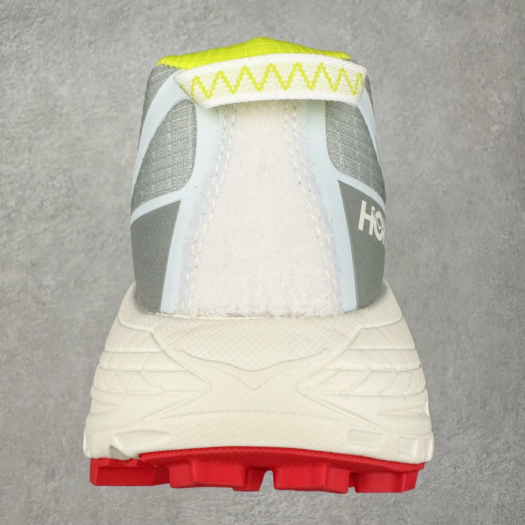 图片[8]-HOKA ONE ONE Mafate Speed 3 Low 玛法特3代系列低帮轻量户外越野休闲运动慢跑鞋 HOKA ONE ONE 最近推出了一个胶囊系列 Origin Story 这个系列里的 Mafate Speed 2 可以说让我日思夜想有一阵子了 最近终于拔草 让我来分享一下这双也是上脚赞到爆的越野跑鞋吧 以阿尔卑斯山脉作为主题将亮黄色与蓝色调覆盖在这经典轮廓之上 配色的呈现效果相当亮眼 以至于很多人买这个配色是用来日常搭配的 鞋面采用超轻的无缝架构 轻薄的TPU贴在透气的鞋面材料上 减轻重量同时也保证了支撑性 鞋底则采用滚动平衡技术 引导跑者回归自然步态 祖传的神奇EVA材质中底依旧是一如既往地表现优秀 能提供充足的缓震 作为HOKA家的越野跑鞋 VIBRAM 橡胶大底也是必不可少的 即便在复杂湿滑的地形 依旧能有良好的抓地力及稳定性 鞋带采用了弹性不易松脱的扁宽弹性鞋带 前掌与中掌部分也进行了加宽 也更加适合亚洲人的脚型 是一款十分全面且足够强悍的户外硬核越野鞋 而这双极其亮眼的越野跑鞋恰好又是在江山一百中参赛的UTMB冠军 Ludovic POMMERET 夺冠时穿着的战靴 这就让它变得更加有吸引力了 用来日常搭配的话短裤是基本不挑 长裤我个人推荐阔腿裤 工装裤以及各种长筒牛仔裤都可以 尺码：36 36.5 37.5 38 38.5 39 40 40.5 41 42 42.5 43 44 44.5 45-选品中心