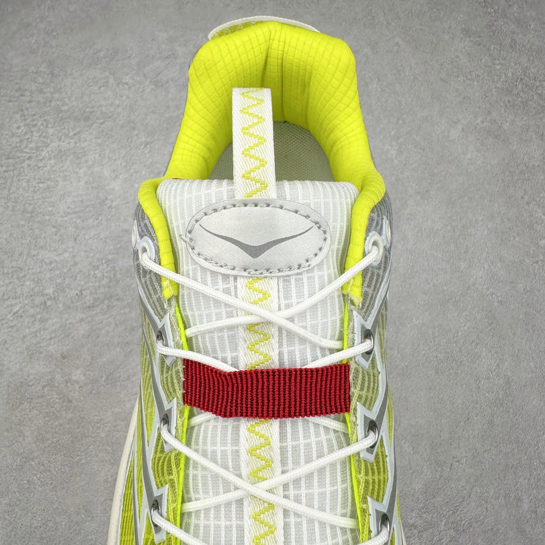 图片[5]-HOKA ONE ONE Mafate Speed 3 Low 玛法特3代系列低帮轻量户外越野休闲运动慢跑鞋 HOKA ONE ONE 最近推出了一个胶囊系列 Origin Story 这个系列里的 Mafate Speed 2 可以说让我日思夜想有一阵子了 最近终于拔草 让我来分享一下这双也是上脚赞到爆的越野跑鞋吧 以阿尔卑斯山脉作为主题将亮黄色与蓝色调覆盖在这经典轮廓之上 配色的呈现效果相当亮眼 以至于很多人买这个配色是用来日常搭配的 鞋面采用超轻的无缝架构 轻薄的TPU贴在透气的鞋面材料上 减轻重量同时也保证了支撑性 鞋底则采用滚动平衡技术 引导跑者回归自然步态 祖传的神奇EVA材质中底依旧是一如既往地表现优秀 能提供充足的缓震 作为HOKA家的越野跑鞋 VIBRAM 橡胶大底也是必不可少的 即便在复杂湿滑的地形 依旧能有良好的抓地力及稳定性 鞋带采用了弹性不易松脱的扁宽弹性鞋带 前掌与中掌部分也进行了加宽 也更加适合亚洲人的脚型 是一款十分全面且足够强悍的户外硬核越野鞋 而这双极其亮眼的越野跑鞋恰好又是在江山一百中参赛的UTMB冠军 Ludovic POMMERET 夺冠时穿着的战靴 这就让它变得更加有吸引力了 用来日常搭配的话短裤是基本不挑 长裤我个人推荐阔腿裤 工装裤以及各种长筒牛仔裤都可以 尺码：36 36.5 37.5 38 38.5 39 40 40.5 41 42 42.5 43 44 44.5 45-选品中心