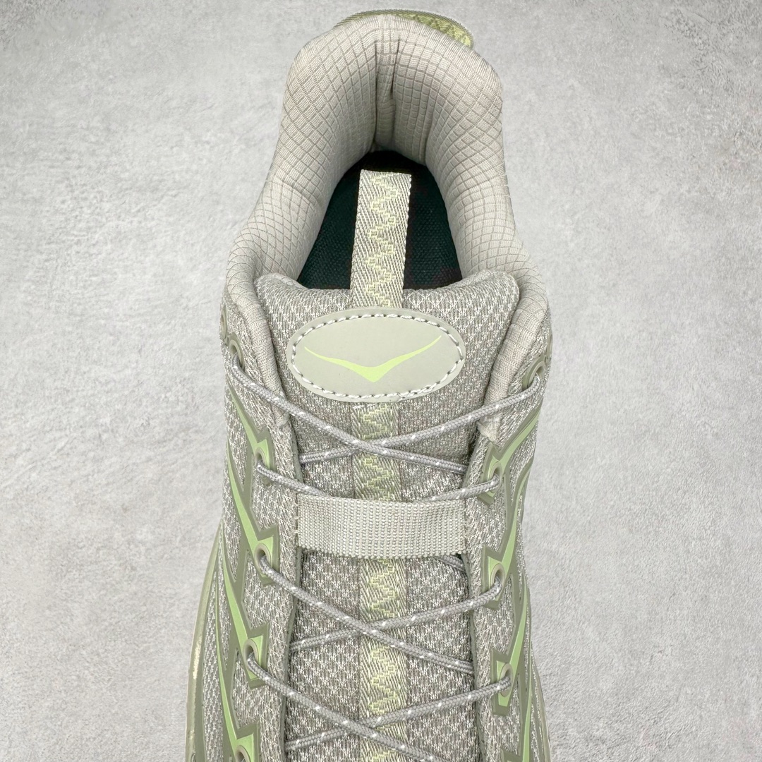 图片[5]-HOKA ONE ONE Mafate Speed 3 Low 玛法特3代系列低帮轻量户外越野休闲运动慢跑鞋 HOKA ONE ONE 最近推出了一个胶囊系列 Origin Story 这个系列里的 Mafate Speed 2 可以说让我日思夜想有一阵子了 最近终于拔草 让我来分享一下这双也是上脚赞到爆的越野跑鞋吧 以阿尔卑斯山脉作为主题将亮黄色与蓝色调覆盖在这经典轮廓之上 配色的呈现效果相当亮眼 以至于很多人买这个配色是用来日常搭配的 鞋面采用超轻的无缝架构 轻薄的TPU贴在透气的鞋面材料上 减轻重量同时也保证了支撑性 鞋底则采用滚动平衡技术 引导跑者回归自然步态 祖传的神奇EVA材质中底依旧是一如既往地表现优秀 能提供充足的缓震 作为HOKA家的越野跑鞋 VIBRAM 橡胶大底也是必不可少的 即便在复杂湿滑的地形 依旧能有良好的抓地力及稳定性 鞋带采用了弹性不易松脱的扁宽弹性鞋带 前掌与中掌部分也进行了加宽 也更加适合亚洲人的脚型 是一款十分全面且足够强悍的户外硬核越野鞋 而这双极其亮眼的越野跑鞋恰好又是在江山一百中参赛的UTMB冠军 Ludovic POMMERET 夺冠时穿着的战靴 这就让它变得更加有吸引力了 用来日常搭配的话短裤是基本不挑 长裤我个人推荐阔腿裤 工装裤以及各种长筒牛仔裤都可以 尺码：36 36.5 37.5 38 38.5 39 40 40.5 41 42 42.5 43 44 44.5 45-选品中心