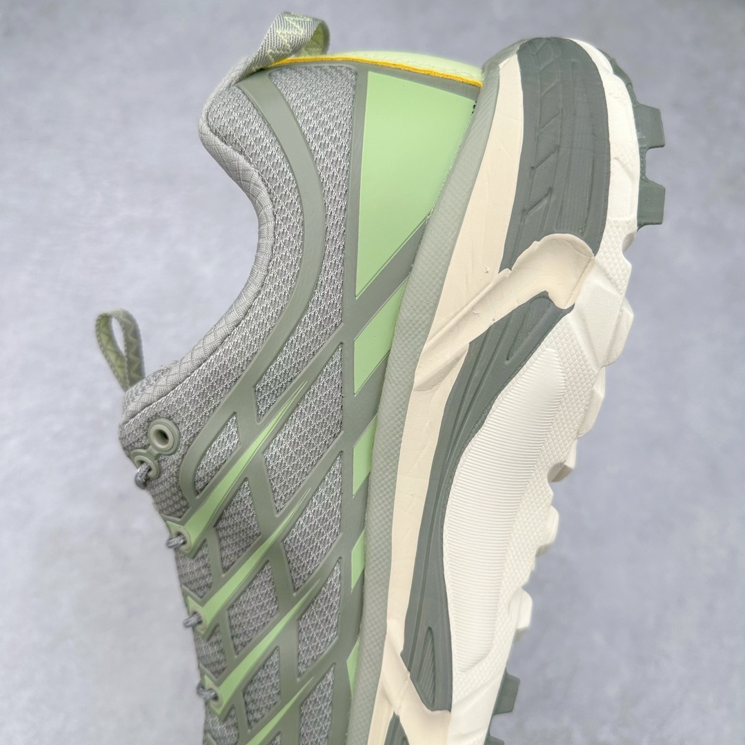 图片[7]-HOKA ONE ONE Mafate Speed 3 Low 玛法特3代系列低帮轻量户外越野休闲运动慢跑鞋 HOKA ONE ONE 最近推出了一个胶囊系列 Origin Story 这个系列里的 Mafate Speed 2 可以说让我日思夜想有一阵子了 最近终于拔草 让我来分享一下这双也是上脚赞到爆的越野跑鞋吧 以阿尔卑斯山脉作为主题将亮黄色与蓝色调覆盖在这经典轮廓之上 配色的呈现效果相当亮眼 以至于很多人买这个配色是用来日常搭配的 鞋面采用超轻的无缝架构 轻薄的TPU贴在透气的鞋面材料上 减轻重量同时也保证了支撑性 鞋底则采用滚动平衡技术 引导跑者回归自然步态 祖传的神奇EVA材质中底依旧是一如既往地表现优秀 能提供充足的缓震 作为HOKA家的越野跑鞋 VIBRAM 橡胶大底也是必不可少的 即便在复杂湿滑的地形 依旧能有良好的抓地力及稳定性 鞋带采用了弹性不易松脱的扁宽弹性鞋带 前掌与中掌部分也进行了加宽 也更加适合亚洲人的脚型 是一款十分全面且足够强悍的户外硬核越野鞋 而这双极其亮眼的越野跑鞋恰好又是在江山一百中参赛的UTMB冠军 Ludovic POMMERET 夺冠时穿着的战靴 这就让它变得更加有吸引力了 用来日常搭配的话短裤是基本不挑 长裤我个人推荐阔腿裤 工装裤以及各种长筒牛仔裤都可以 尺码：36 36.5 37.5 38 38.5 39 40 40.5 41 42 42.5 43 44 44.5 45-选品中心