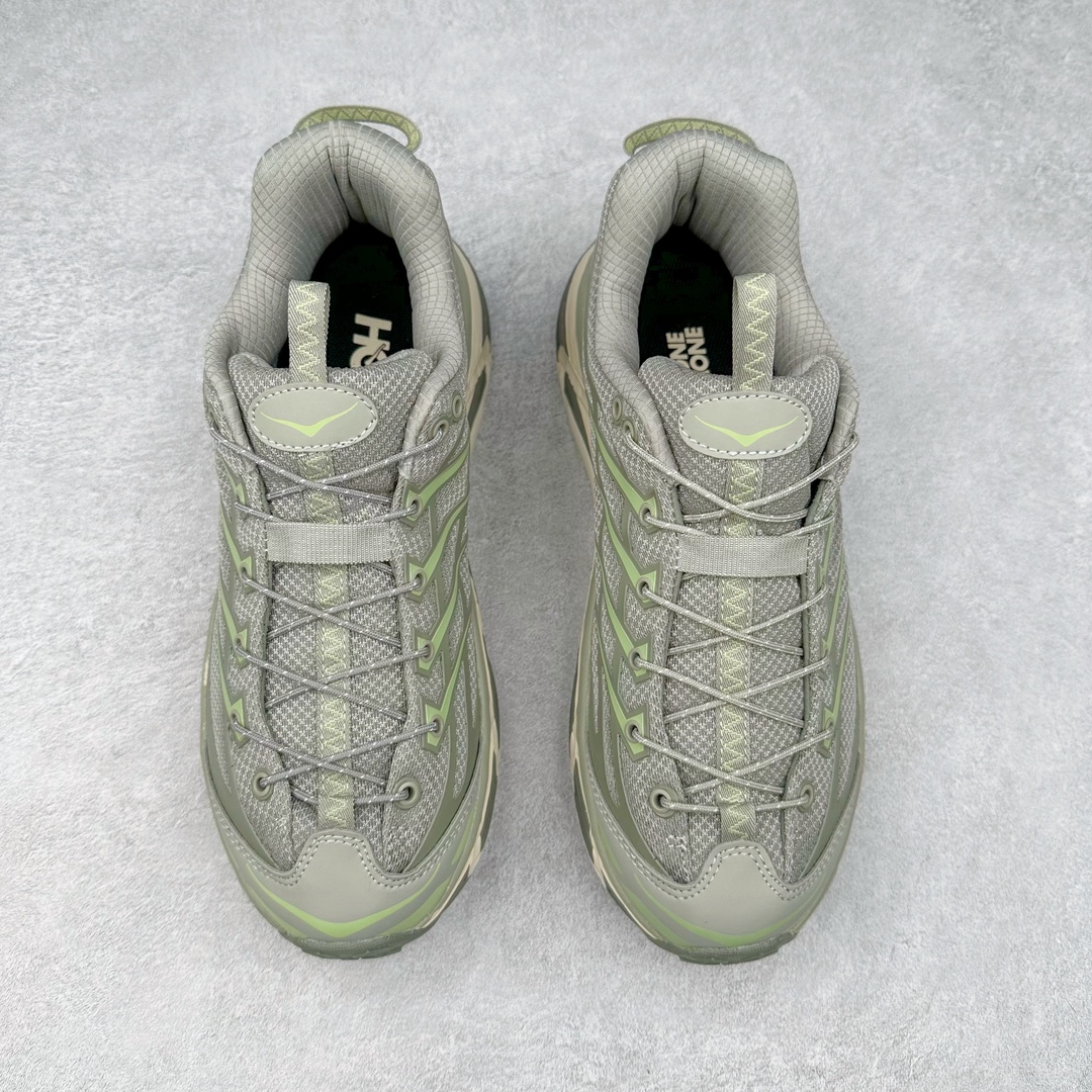 图片[2]-HOKA ONE ONE Mafate Speed 3 Low 玛法特3代系列低帮轻量户外越野休闲运动慢跑鞋 HOKA ONE ONE 最近推出了一个胶囊系列 Origin Story 这个系列里的 Mafate Speed 2 可以说让我日思夜想有一阵子了 最近终于拔草 让我来分享一下这双也是上脚赞到爆的越野跑鞋吧 以阿尔卑斯山脉作为主题将亮黄色与蓝色调覆盖在这经典轮廓之上 配色的呈现效果相当亮眼 以至于很多人买这个配色是用来日常搭配的 鞋面采用超轻的无缝架构 轻薄的TPU贴在透气的鞋面材料上 减轻重量同时也保证了支撑性 鞋底则采用滚动平衡技术 引导跑者回归自然步态 祖传的神奇EVA材质中底依旧是一如既往地表现优秀 能提供充足的缓震 作为HOKA家的越野跑鞋 VIBRAM 橡胶大底也是必不可少的 即便在复杂湿滑的地形 依旧能有良好的抓地力及稳定性 鞋带采用了弹性不易松脱的扁宽弹性鞋带 前掌与中掌部分也进行了加宽 也更加适合亚洲人的脚型 是一款十分全面且足够强悍的户外硬核越野鞋 而这双极其亮眼的越野跑鞋恰好又是在江山一百中参赛的UTMB冠军 Ludovic POMMERET 夺冠时穿着的战靴 这就让它变得更加有吸引力了 用来日常搭配的话短裤是基本不挑 长裤我个人推荐阔腿裤 工装裤以及各种长筒牛仔裤都可以 尺码：36 36.5 37.5 38 38.5 39 40 40.5 41 42 42.5 43 44 44.5 45-选品中心