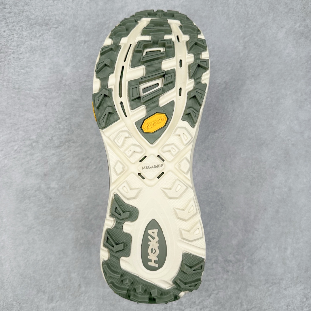 图片[9]-HOKA ONE ONE Mafate Speed 3 Low 玛法特3代系列低帮轻量户外越野休闲运动慢跑鞋 HOKA ONE ONE 最近推出了一个胶囊系列 Origin Story 这个系列里的 Mafate Speed 2 可以说让我日思夜想有一阵子了 最近终于拔草 让我来分享一下这双也是上脚赞到爆的越野跑鞋吧 以阿尔卑斯山脉作为主题将亮黄色与蓝色调覆盖在这经典轮廓之上 配色的呈现效果相当亮眼 以至于很多人买这个配色是用来日常搭配的 鞋面采用超轻的无缝架构 轻薄的TPU贴在透气的鞋面材料上 减轻重量同时也保证了支撑性 鞋底则采用滚动平衡技术 引导跑者回归自然步态 祖传的神奇EVA材质中底依旧是一如既往地表现优秀 能提供充足的缓震 作为HOKA家的越野跑鞋 VIBRAM 橡胶大底也是必不可少的 即便在复杂湿滑的地形 依旧能有良好的抓地力及稳定性 鞋带采用了弹性不易松脱的扁宽弹性鞋带 前掌与中掌部分也进行了加宽 也更加适合亚洲人的脚型 是一款十分全面且足够强悍的户外硬核越野鞋 而这双极其亮眼的越野跑鞋恰好又是在江山一百中参赛的UTMB冠军 Ludovic POMMERET 夺冠时穿着的战靴 这就让它变得更加有吸引力了 用来日常搭配的话短裤是基本不挑 长裤我个人推荐阔腿裤 工装裤以及各种长筒牛仔裤都可以 尺码：36 36.5 37.5 38 38.5 39 40 40.5 41 42 42.5 43 44 44.5 45-选品中心