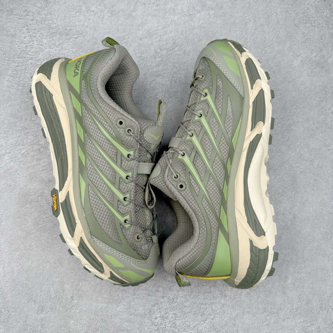 图片[3]-HOKA ONE ONE Mafate Speed 3 Low 玛法特3代系列低帮轻量户外越野休闲运动慢跑鞋 HOKA ONE ONE 最近推出了一个胶囊系列 Origin Story 这个系列里的 Mafate Speed 2 可以说让我日思夜想有一阵子了 最近终于拔草 让我来分享一下这双也是上脚赞到爆的越野跑鞋吧 以阿尔卑斯山脉作为主题将亮黄色与蓝色调覆盖在这经典轮廓之上 配色的呈现效果相当亮眼 以至于很多人买这个配色是用来日常搭配的 鞋面采用超轻的无缝架构 轻薄的TPU贴在透气的鞋面材料上 减轻重量同时也保证了支撑性 鞋底则采用滚动平衡技术 引导跑者回归自然步态 祖传的神奇EVA材质中底依旧是一如既往地表现优秀 能提供充足的缓震 作为HOKA家的越野跑鞋 VIBRAM 橡胶大底也是必不可少的 即便在复杂湿滑的地形 依旧能有良好的抓地力及稳定性 鞋带采用了弹性不易松脱的扁宽弹性鞋带 前掌与中掌部分也进行了加宽 也更加适合亚洲人的脚型 是一款十分全面且足够强悍的户外硬核越野鞋 而这双极其亮眼的越野跑鞋恰好又是在江山一百中参赛的UTMB冠军 Ludovic POMMERET 夺冠时穿着的战靴 这就让它变得更加有吸引力了 用来日常搭配的话短裤是基本不挑 长裤我个人推荐阔腿裤 工装裤以及各种长筒牛仔裤都可以 尺码：36 36.5 37.5 38 38.5 39 40 40.5 41 42 42.5 43 44 44.5 45-选品中心