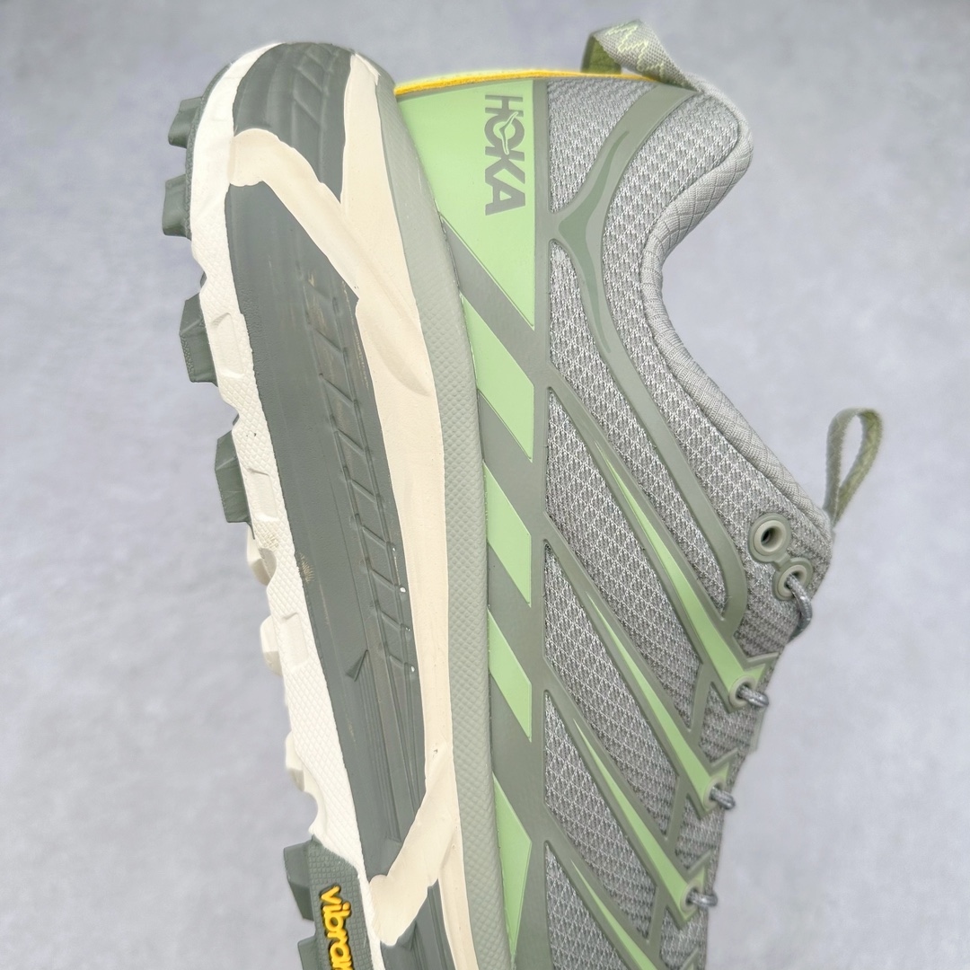 图片[6]-HOKA ONE ONE Mafate Speed 3 Low 玛法特3代系列低帮轻量户外越野休闲运动慢跑鞋 HOKA ONE ONE 最近推出了一个胶囊系列 Origin Story 这个系列里的 Mafate Speed 2 可以说让我日思夜想有一阵子了 最近终于拔草 让我来分享一下这双也是上脚赞到爆的越野跑鞋吧 以阿尔卑斯山脉作为主题将亮黄色与蓝色调覆盖在这经典轮廓之上 配色的呈现效果相当亮眼 以至于很多人买这个配色是用来日常搭配的 鞋面采用超轻的无缝架构 轻薄的TPU贴在透气的鞋面材料上 减轻重量同时也保证了支撑性 鞋底则采用滚动平衡技术 引导跑者回归自然步态 祖传的神奇EVA材质中底依旧是一如既往地表现优秀 能提供充足的缓震 作为HOKA家的越野跑鞋 VIBRAM 橡胶大底也是必不可少的 即便在复杂湿滑的地形 依旧能有良好的抓地力及稳定性 鞋带采用了弹性不易松脱的扁宽弹性鞋带 前掌与中掌部分也进行了加宽 也更加适合亚洲人的脚型 是一款十分全面且足够强悍的户外硬核越野鞋 而这双极其亮眼的越野跑鞋恰好又是在江山一百中参赛的UTMB冠军 Ludovic POMMERET 夺冠时穿着的战靴 这就让它变得更加有吸引力了 用来日常搭配的话短裤是基本不挑 长裤我个人推荐阔腿裤 工装裤以及各种长筒牛仔裤都可以 尺码：36 36.5 37.5 38 38.5 39 40 40.5 41 42 42.5 43 44 44.5 45-选品中心