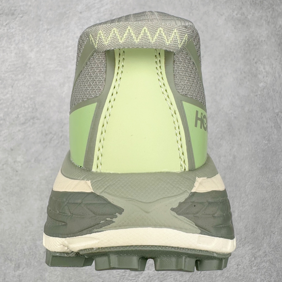 图片[8]-HOKA ONE ONE Mafate Speed 3 Low 玛法特3代系列低帮轻量户外越野休闲运动慢跑鞋 HOKA ONE ONE 最近推出了一个胶囊系列 Origin Story 这个系列里的 Mafate Speed 2 可以说让我日思夜想有一阵子了 最近终于拔草 让我来分享一下这双也是上脚赞到爆的越野跑鞋吧 以阿尔卑斯山脉作为主题将亮黄色与蓝色调覆盖在这经典轮廓之上 配色的呈现效果相当亮眼 以至于很多人买这个配色是用来日常搭配的 鞋面采用超轻的无缝架构 轻薄的TPU贴在透气的鞋面材料上 减轻重量同时也保证了支撑性 鞋底则采用滚动平衡技术 引导跑者回归自然步态 祖传的神奇EVA材质中底依旧是一如既往地表现优秀 能提供充足的缓震 作为HOKA家的越野跑鞋 VIBRAM 橡胶大底也是必不可少的 即便在复杂湿滑的地形 依旧能有良好的抓地力及稳定性 鞋带采用了弹性不易松脱的扁宽弹性鞋带 前掌与中掌部分也进行了加宽 也更加适合亚洲人的脚型 是一款十分全面且足够强悍的户外硬核越野鞋 而这双极其亮眼的越野跑鞋恰好又是在江山一百中参赛的UTMB冠军 Ludovic POMMERET 夺冠时穿着的战靴 这就让它变得更加有吸引力了 用来日常搭配的话短裤是基本不挑 长裤我个人推荐阔腿裤 工装裤以及各种长筒牛仔裤都可以 尺码：36 36.5 37.5 38 38.5 39 40 40.5 41 42 42.5 43 44 44.5 45-选品中心