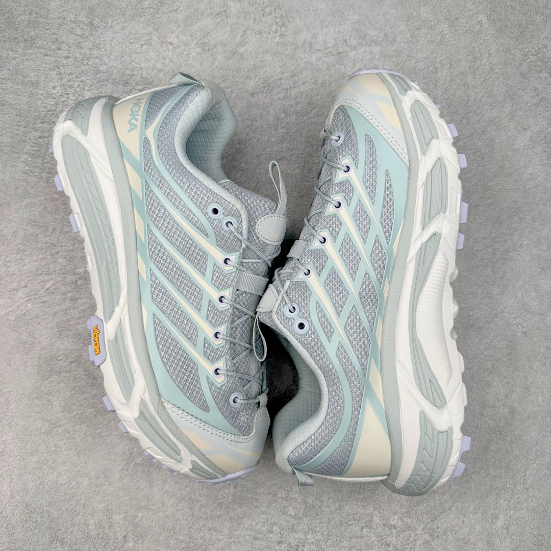 图片[3]-＃特价福利 HOKA ONE ONE Mafate Speed 3 Low 玛法特3代系列低帮轻量户外越野休闲运动慢跑鞋 HOKA ONE ONE 最近推出了一个胶囊系列 Origin Story 这个系列里的 Mafate Speed 2 可以说让我日思夜想有一阵子了 最近终于拔草 让我来分享一下这双也是上脚赞到爆的越野跑鞋吧 以阿尔卑斯山脉作为主题将亮黄色与蓝色调覆盖在这经典轮廓之上 配色的呈现效果相当亮眼 以至于很多人买这个配色是用来日常搭配的 鞋面采用超轻的无缝架构 轻薄的TPU贴在透气的鞋面材料上 减轻重量同时也保证了支撑性 鞋底则采用滚动平衡技术 引导跑者回归自然步态 祖传的神奇EVA材质中底依旧是一如既往地表现优秀 能提供充足的缓震 作为HOKA家的越野跑鞋 VIBRAM 橡胶大底也是必不可少的 即便在复杂湿滑的地形 依旧能有良好的抓地力及稳定性 鞋带采用了弹性不易松脱的扁宽弹性鞋带 前掌与中掌部分也进行了加宽 也更加适合亚洲人的脚型 是一款十分全面且足够强悍的户外硬核越野鞋 而这双极其亮眼的越野跑鞋恰好又是在江山一百中参赛的UTMB冠军 Ludovic POMMERET 夺冠时穿着的战靴 这就让它变得更加有吸引力了 用来日常搭配的话短裤是基本不挑 长裤我个人推荐阔腿裤 工装裤以及各种长筒牛仔裤都可以 尺码：36 36.5 37.5 38 38.5 39 40 40.5 41 42 42.5 43 44 45-选品中心