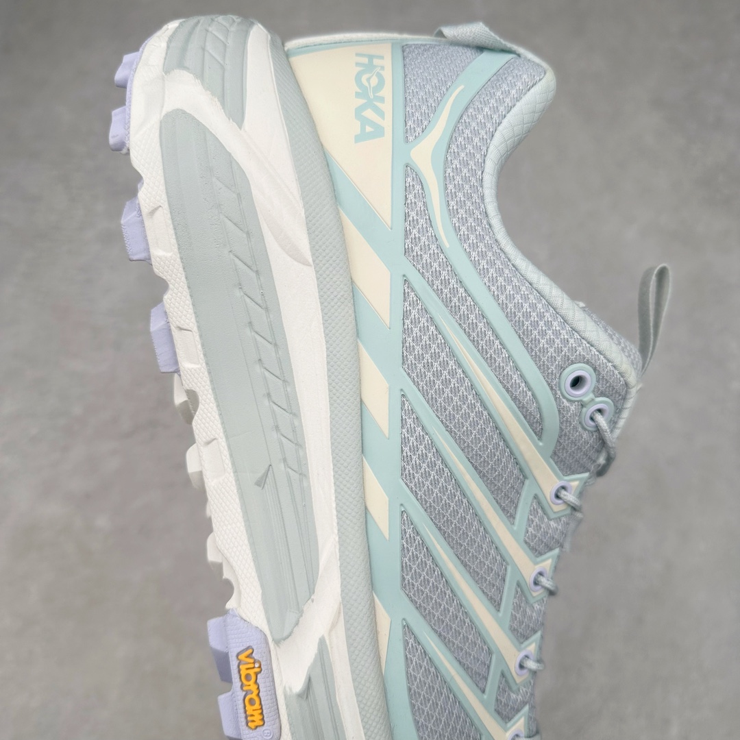 图片[6]-＃特价福利 HOKA ONE ONE Mafate Speed 3 Low 玛法特3代系列低帮轻量户外越野休闲运动慢跑鞋 HOKA ONE ONE 最近推出了一个胶囊系列 Origin Story 这个系列里的 Mafate Speed 2 可以说让我日思夜想有一阵子了 最近终于拔草 让我来分享一下这双也是上脚赞到爆的越野跑鞋吧 以阿尔卑斯山脉作为主题将亮黄色与蓝色调覆盖在这经典轮廓之上 配色的呈现效果相当亮眼 以至于很多人买这个配色是用来日常搭配的 鞋面采用超轻的无缝架构 轻薄的TPU贴在透气的鞋面材料上 减轻重量同时也保证了支撑性 鞋底则采用滚动平衡技术 引导跑者回归自然步态 祖传的神奇EVA材质中底依旧是一如既往地表现优秀 能提供充足的缓震 作为HOKA家的越野跑鞋 VIBRAM 橡胶大底也是必不可少的 即便在复杂湿滑的地形 依旧能有良好的抓地力及稳定性 鞋带采用了弹性不易松脱的扁宽弹性鞋带 前掌与中掌部分也进行了加宽 也更加适合亚洲人的脚型 是一款十分全面且足够强悍的户外硬核越野鞋 而这双极其亮眼的越野跑鞋恰好又是在江山一百中参赛的UTMB冠军 Ludovic POMMERET 夺冠时穿着的战靴 这就让它变得更加有吸引力了 用来日常搭配的话短裤是基本不挑 长裤我个人推荐阔腿裤 工装裤以及各种长筒牛仔裤都可以 尺码：36 36.5 37.5 38 38.5 39 40 40.5 41 42 42.5 43 44 45-选品中心