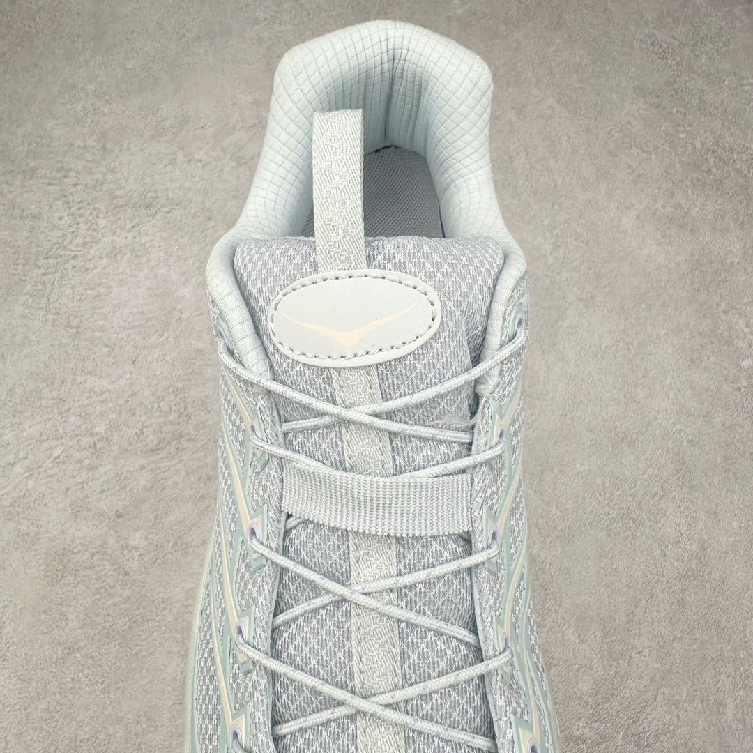 图片[5]-＃特价福利 HOKA ONE ONE Mafate Speed 3 Low 玛法特3代系列低帮轻量户外越野休闲运动慢跑鞋 HOKA ONE ONE 最近推出了一个胶囊系列 Origin Story 这个系列里的 Mafate Speed 2 可以说让我日思夜想有一阵子了 最近终于拔草 让我来分享一下这双也是上脚赞到爆的越野跑鞋吧 以阿尔卑斯山脉作为主题将亮黄色与蓝色调覆盖在这经典轮廓之上 配色的呈现效果相当亮眼 以至于很多人买这个配色是用来日常搭配的 鞋面采用超轻的无缝架构 轻薄的TPU贴在透气的鞋面材料上 减轻重量同时也保证了支撑性 鞋底则采用滚动平衡技术 引导跑者回归自然步态 祖传的神奇EVA材质中底依旧是一如既往地表现优秀 能提供充足的缓震 作为HOKA家的越野跑鞋 VIBRAM 橡胶大底也是必不可少的 即便在复杂湿滑的地形 依旧能有良好的抓地力及稳定性 鞋带采用了弹性不易松脱的扁宽弹性鞋带 前掌与中掌部分也进行了加宽 也更加适合亚洲人的脚型 是一款十分全面且足够强悍的户外硬核越野鞋 而这双极其亮眼的越野跑鞋恰好又是在江山一百中参赛的UTMB冠军 Ludovic POMMERET 夺冠时穿着的战靴 这就让它变得更加有吸引力了 用来日常搭配的话短裤是基本不挑 长裤我个人推荐阔腿裤 工装裤以及各种长筒牛仔裤都可以 尺码：36 36.5 37.5 38 38.5 39 40 40.5 41 42 42.5 43 44 45-选品中心