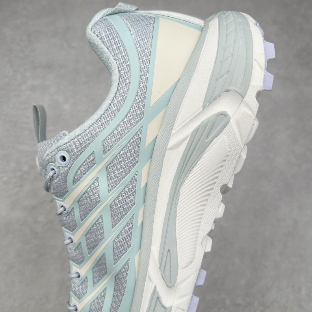 图片[7]-＃特价福利 HOKA ONE ONE Mafate Speed 3 Low 玛法特3代系列低帮轻量户外越野休闲运动慢跑鞋 HOKA ONE ONE 最近推出了一个胶囊系列 Origin Story 这个系列里的 Mafate Speed 2 可以说让我日思夜想有一阵子了 最近终于拔草 让我来分享一下这双也是上脚赞到爆的越野跑鞋吧 以阿尔卑斯山脉作为主题将亮黄色与蓝色调覆盖在这经典轮廓之上 配色的呈现效果相当亮眼 以至于很多人买这个配色是用来日常搭配的 鞋面采用超轻的无缝架构 轻薄的TPU贴在透气的鞋面材料上 减轻重量同时也保证了支撑性 鞋底则采用滚动平衡技术 引导跑者回归自然步态 祖传的神奇EVA材质中底依旧是一如既往地表现优秀 能提供充足的缓震 作为HOKA家的越野跑鞋 VIBRAM 橡胶大底也是必不可少的 即便在复杂湿滑的地形 依旧能有良好的抓地力及稳定性 鞋带采用了弹性不易松脱的扁宽弹性鞋带 前掌与中掌部分也进行了加宽 也更加适合亚洲人的脚型 是一款十分全面且足够强悍的户外硬核越野鞋 而这双极其亮眼的越野跑鞋恰好又是在江山一百中参赛的UTMB冠军 Ludovic POMMERET 夺冠时穿着的战靴 这就让它变得更加有吸引力了 用来日常搭配的话短裤是基本不挑 长裤我个人推荐阔腿裤 工装裤以及各种长筒牛仔裤都可以 尺码：36 36.5 37.5 38 38.5 39 40 40.5 41 42 42.5 43 44 45-选品中心