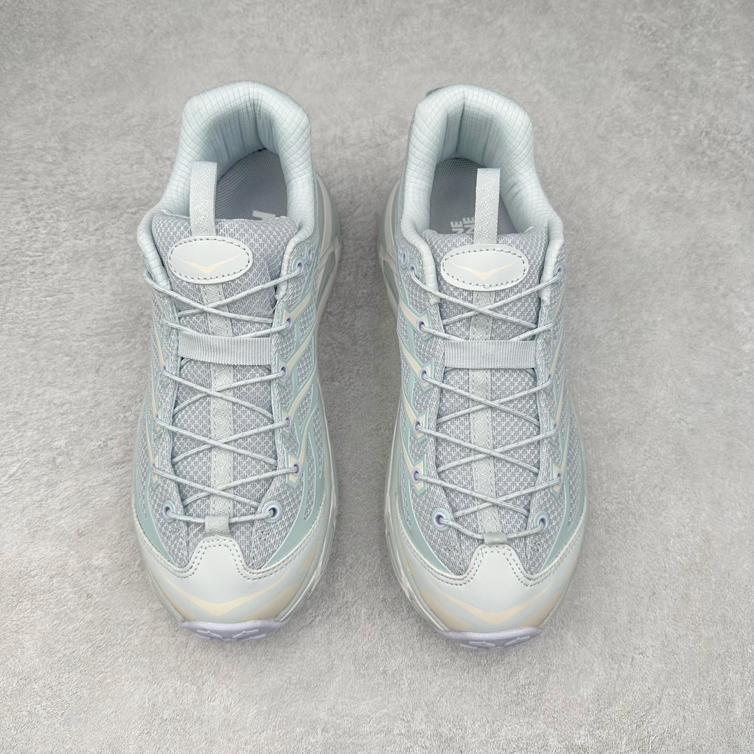 图片[2]-＃特价福利 HOKA ONE ONE Mafate Speed 3 Low 玛法特3代系列低帮轻量户外越野休闲运动慢跑鞋 HOKA ONE ONE 最近推出了一个胶囊系列 Origin Story 这个系列里的 Mafate Speed 2 可以说让我日思夜想有一阵子了 最近终于拔草 让我来分享一下这双也是上脚赞到爆的越野跑鞋吧 以阿尔卑斯山脉作为主题将亮黄色与蓝色调覆盖在这经典轮廓之上 配色的呈现效果相当亮眼 以至于很多人买这个配色是用来日常搭配的 鞋面采用超轻的无缝架构 轻薄的TPU贴在透气的鞋面材料上 减轻重量同时也保证了支撑性 鞋底则采用滚动平衡技术 引导跑者回归自然步态 祖传的神奇EVA材质中底依旧是一如既往地表现优秀 能提供充足的缓震 作为HOKA家的越野跑鞋 VIBRAM 橡胶大底也是必不可少的 即便在复杂湿滑的地形 依旧能有良好的抓地力及稳定性 鞋带采用了弹性不易松脱的扁宽弹性鞋带 前掌与中掌部分也进行了加宽 也更加适合亚洲人的脚型 是一款十分全面且足够强悍的户外硬核越野鞋 而这双极其亮眼的越野跑鞋恰好又是在江山一百中参赛的UTMB冠军 Ludovic POMMERET 夺冠时穿着的战靴 这就让它变得更加有吸引力了 用来日常搭配的话短裤是基本不挑 长裤我个人推荐阔腿裤 工装裤以及各种长筒牛仔裤都可以 尺码：36 36.5 37.5 38 38.5 39 40 40.5 41 42 42.5 43 44 45-选品中心