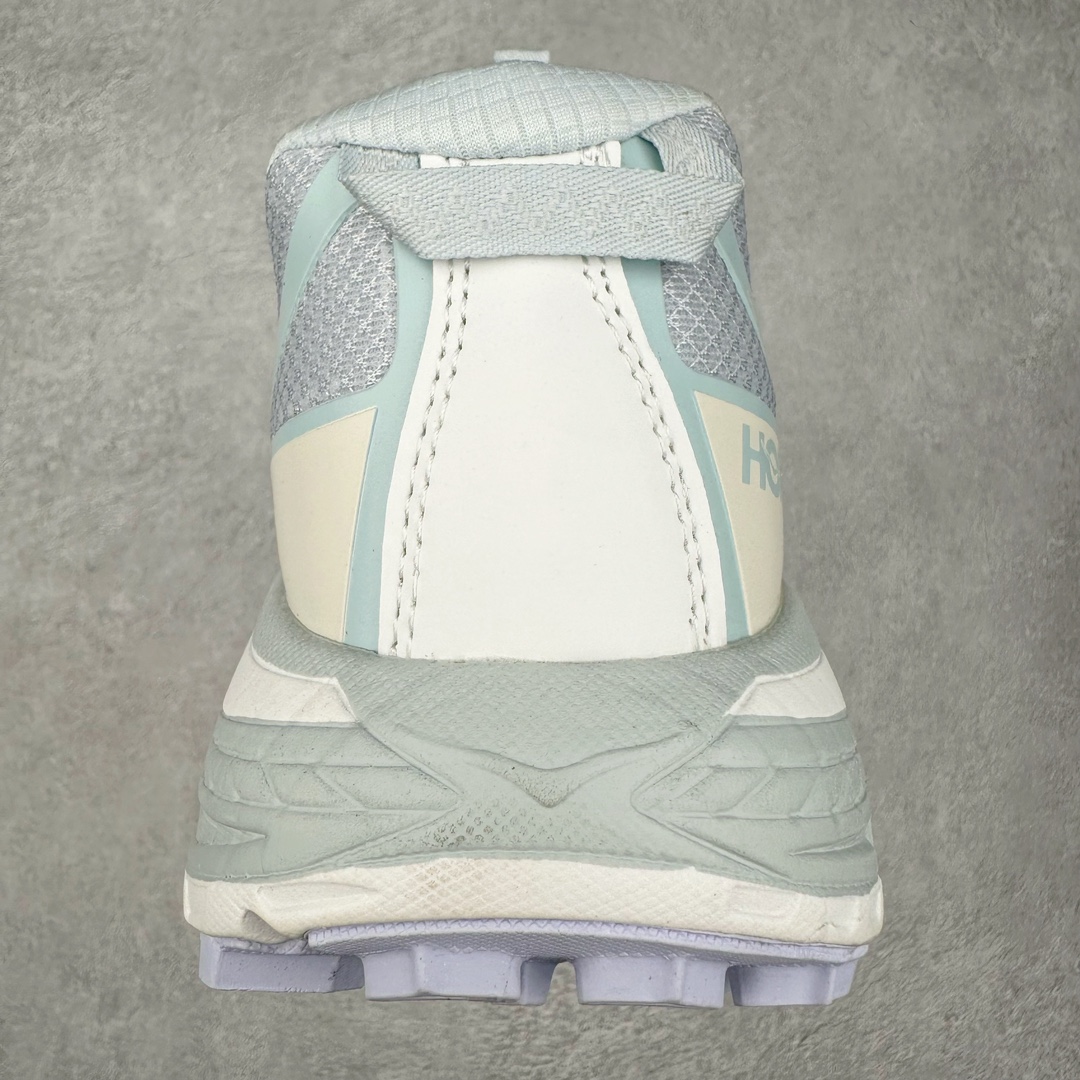 图片[8]-＃特价福利 HOKA ONE ONE Mafate Speed 3 Low 玛法特3代系列低帮轻量户外越野休闲运动慢跑鞋 HOKA ONE ONE 最近推出了一个胶囊系列 Origin Story 这个系列里的 Mafate Speed 2 可以说让我日思夜想有一阵子了 最近终于拔草 让我来分享一下这双也是上脚赞到爆的越野跑鞋吧 以阿尔卑斯山脉作为主题将亮黄色与蓝色调覆盖在这经典轮廓之上 配色的呈现效果相当亮眼 以至于很多人买这个配色是用来日常搭配的 鞋面采用超轻的无缝架构 轻薄的TPU贴在透气的鞋面材料上 减轻重量同时也保证了支撑性 鞋底则采用滚动平衡技术 引导跑者回归自然步态 祖传的神奇EVA材质中底依旧是一如既往地表现优秀 能提供充足的缓震 作为HOKA家的越野跑鞋 VIBRAM 橡胶大底也是必不可少的 即便在复杂湿滑的地形 依旧能有良好的抓地力及稳定性 鞋带采用了弹性不易松脱的扁宽弹性鞋带 前掌与中掌部分也进行了加宽 也更加适合亚洲人的脚型 是一款十分全面且足够强悍的户外硬核越野鞋 而这双极其亮眼的越野跑鞋恰好又是在江山一百中参赛的UTMB冠军 Ludovic POMMERET 夺冠时穿着的战靴 这就让它变得更加有吸引力了 用来日常搭配的话短裤是基本不挑 长裤我个人推荐阔腿裤 工装裤以及各种长筒牛仔裤都可以 尺码：36 36.5 37.5 38 38.5 39 40 40.5 41 42 42.5 43 44 45-选品中心