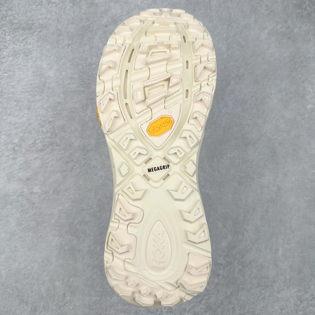 图片[9]-HOKA ONE ONE Mafate Speed 3 Low 玛法特3代系列低帮轻量户外越野休闲运动慢跑鞋 HOKA ONE ONE 最近推出了一个胶囊系列 Origin Story 这个系列里的 Mafate Speed 2 可以说让我日思夜想有一阵子了 最近终于拔草 让我来分享一下这双也是上脚赞到爆的越野跑鞋吧 以阿尔卑斯山脉作为主题将亮黄色与蓝色调覆盖在这经典轮廓之上 配色的呈现效果相当亮眼 以至于很多人买这个配色是用来日常搭配的 鞋面采用超轻的无缝架构 轻薄的TPU贴在透气的鞋面材料上 减轻重量同时也保证了支撑性 鞋底则采用滚动平衡技术 引导跑者回归自然步态 祖传的神奇EVA材质中底依旧是一如既往地表现优秀 能提供充足的缓震 作为HOKA家的越野跑鞋 VIBRAM 橡胶大底也是必不可少的 即便在复杂湿滑的地形 依旧能有良好的抓地力及稳定性 鞋带采用了弹性不易松脱的扁宽弹性鞋带 前掌与中掌部分也进行了加宽 也更加适合亚洲人的脚型 是一款十分全面且足够强悍的户外硬核越野鞋 而这双极其亮眼的越野跑鞋恰好又是在江山一百中参赛的UTMB冠军 Ludovic POMMERET 夺冠时穿着的战靴 这就让它变得更加有吸引力了 用来日常搭配的话短裤是基本不挑 长裤我个人推荐阔腿裤 工装裤以及各种长筒牛仔裤都可以 尺码：36 36.5 37.5 38 38.5 39 40 40.5 41 42 42.5 43 44 44.5 45-选品中心