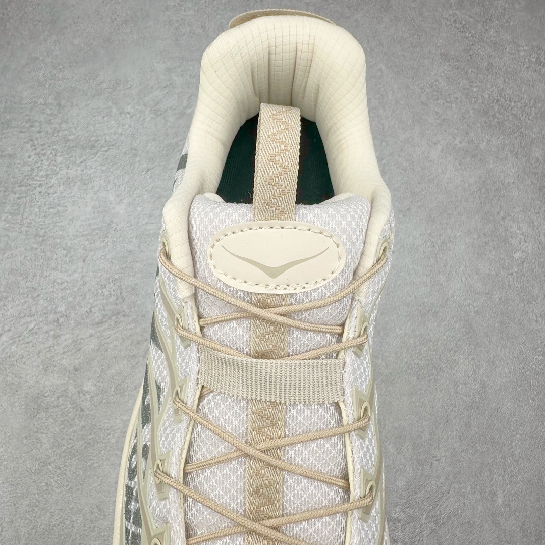 图片[5]-HOKA ONE ONE Mafate Speed 3 Low 玛法特3代系列低帮轻量户外越野休闲运动慢跑鞋 HOKA ONE ONE 最近推出了一个胶囊系列 Origin Story 这个系列里的 Mafate Speed 2 可以说让我日思夜想有一阵子了 最近终于拔草 让我来分享一下这双也是上脚赞到爆的越野跑鞋吧 以阿尔卑斯山脉作为主题将亮黄色与蓝色调覆盖在这经典轮廓之上 配色的呈现效果相当亮眼 以至于很多人买这个配色是用来日常搭配的 鞋面采用超轻的无缝架构 轻薄的TPU贴在透气的鞋面材料上 减轻重量同时也保证了支撑性 鞋底则采用滚动平衡技术 引导跑者回归自然步态 祖传的神奇EVA材质中底依旧是一如既往地表现优秀 能提供充足的缓震 作为HOKA家的越野跑鞋 VIBRAM 橡胶大底也是必不可少的 即便在复杂湿滑的地形 依旧能有良好的抓地力及稳定性 鞋带采用了弹性不易松脱的扁宽弹性鞋带 前掌与中掌部分也进行了加宽 也更加适合亚洲人的脚型 是一款十分全面且足够强悍的户外硬核越野鞋 而这双极其亮眼的越野跑鞋恰好又是在江山一百中参赛的UTMB冠军 Ludovic POMMERET 夺冠时穿着的战靴 这就让它变得更加有吸引力了 用来日常搭配的话短裤是基本不挑 长裤我个人推荐阔腿裤 工装裤以及各种长筒牛仔裤都可以 尺码：36 36.5 37.5 38 38.5 39 40 40.5 41 42 42.5 43 44 44.5 45-选品中心