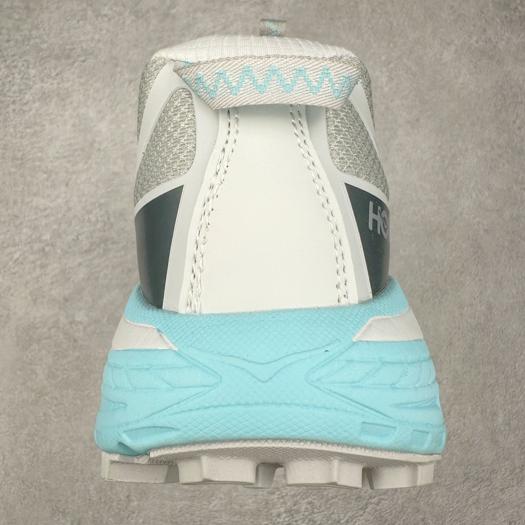 图片[8]-HOKA ONE ONE Mafate Speed 3 Low 玛法特3代系列低帮轻量户外越野休闲运动慢跑鞋 HOKA ONE ONE 最近推出了一个胶囊系列 Origin Story 这个系列里的 Mafate Speed 2 可以说让我日思夜想有一阵子了 最近终于拔草 让我来分享一下这双也是上脚赞到爆的越野跑鞋吧 以阿尔卑斯山脉作为主题将亮黄色与蓝色调覆盖在这经典轮廓之上 配色的呈现效果相当亮眼 以至于很多人买这个配色是用来日常搭配的 鞋面采用超轻的无缝架构 轻薄的TPU贴在透气的鞋面材料上 减轻重量同时也保证了支撑性 鞋底则采用滚动平衡技术 引导跑者回归自然步态 祖传的神奇EVA材质中底依旧是一如既往地表现优秀 能提供充足的缓震 作为HOKA家的越野跑鞋 VIBRAM 橡胶大底也是必不可少的 即便在复杂湿滑的地形 依旧能有良好的抓地力及稳定性 鞋带采用了弹性不易松脱的扁宽弹性鞋带 前掌与中掌部分也进行了加宽 也更加适合亚洲人的脚型 是一款十分全面且足够强悍的户外硬核越野鞋 而这双极其亮眼的越野跑鞋恰好又是在江山一百中参赛的UTMB冠军 Ludovic POMMERET 夺冠时穿着的战靴 这就让它变得更加有吸引力了 用来日常搭配的话短裤是基本不挑 长裤我个人推荐阔腿裤 工装裤以及各种长筒牛仔裤都可以 尺码：36 36.5 37.5 38 38.5 39 40 40.5 41 42 42.5 43 44 44.5 45-选品中心