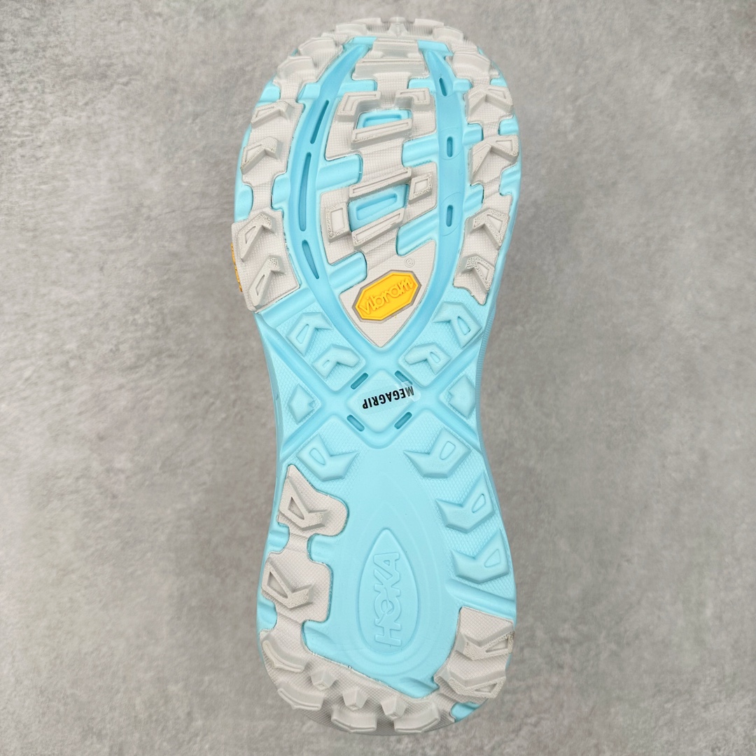 图片[9]-HOKA ONE ONE Mafate Speed 3 Low 玛法特3代系列低帮轻量户外越野休闲运动慢跑鞋 HOKA ONE ONE 最近推出了一个胶囊系列 Origin Story 这个系列里的 Mafate Speed 2 可以说让我日思夜想有一阵子了 最近终于拔草 让我来分享一下这双也是上脚赞到爆的越野跑鞋吧 以阿尔卑斯山脉作为主题将亮黄色与蓝色调覆盖在这经典轮廓之上 配色的呈现效果相当亮眼 以至于很多人买这个配色是用来日常搭配的 鞋面采用超轻的无缝架构 轻薄的TPU贴在透气的鞋面材料上 减轻重量同时也保证了支撑性 鞋底则采用滚动平衡技术 引导跑者回归自然步态 祖传的神奇EVA材质中底依旧是一如既往地表现优秀 能提供充足的缓震 作为HOKA家的越野跑鞋 VIBRAM 橡胶大底也是必不可少的 即便在复杂湿滑的地形 依旧能有良好的抓地力及稳定性 鞋带采用了弹性不易松脱的扁宽弹性鞋带 前掌与中掌部分也进行了加宽 也更加适合亚洲人的脚型 是一款十分全面且足够强悍的户外硬核越野鞋 而这双极其亮眼的越野跑鞋恰好又是在江山一百中参赛的UTMB冠军 Ludovic POMMERET 夺冠时穿着的战靴 这就让它变得更加有吸引力了 用来日常搭配的话短裤是基本不挑 长裤我个人推荐阔腿裤 工装裤以及各种长筒牛仔裤都可以 尺码：36 36.5 37.5 38 38.5 39 40 40.5 41 42 42.5 43 44 44.5 45-选品中心