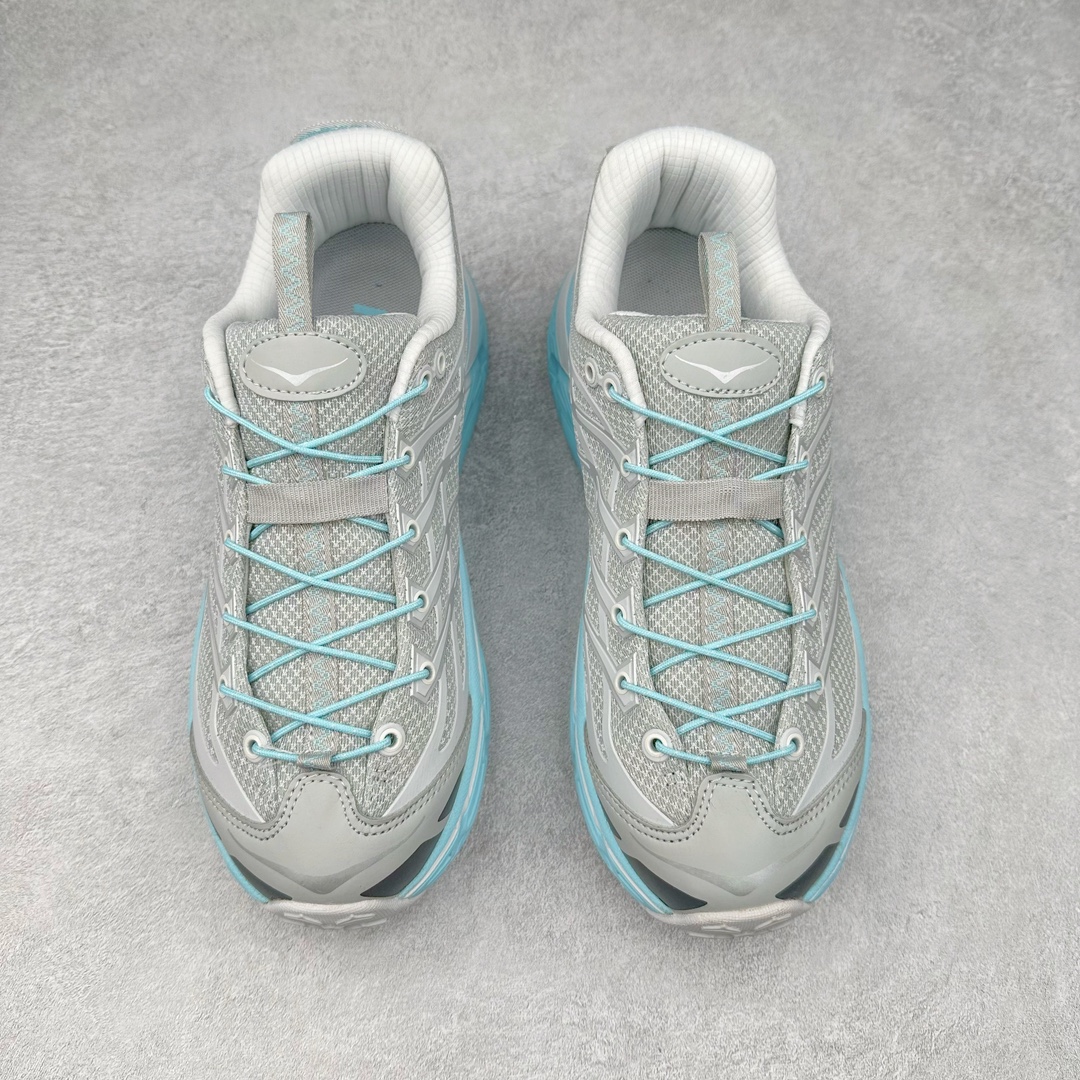 图片[2]-HOKA ONE ONE Mafate Speed 3 Low 玛法特3代系列低帮轻量户外越野休闲运动慢跑鞋 HOKA ONE ONE 最近推出了一个胶囊系列 Origin Story 这个系列里的 Mafate Speed 2 可以说让我日思夜想有一阵子了 最近终于拔草 让我来分享一下这双也是上脚赞到爆的越野跑鞋吧 以阿尔卑斯山脉作为主题将亮黄色与蓝色调覆盖在这经典轮廓之上 配色的呈现效果相当亮眼 以至于很多人买这个配色是用来日常搭配的 鞋面采用超轻的无缝架构 轻薄的TPU贴在透气的鞋面材料上 减轻重量同时也保证了支撑性 鞋底则采用滚动平衡技术 引导跑者回归自然步态 祖传的神奇EVA材质中底依旧是一如既往地表现优秀 能提供充足的缓震 作为HOKA家的越野跑鞋 VIBRAM 橡胶大底也是必不可少的 即便在复杂湿滑的地形 依旧能有良好的抓地力及稳定性 鞋带采用了弹性不易松脱的扁宽弹性鞋带 前掌与中掌部分也进行了加宽 也更加适合亚洲人的脚型 是一款十分全面且足够强悍的户外硬核越野鞋 而这双极其亮眼的越野跑鞋恰好又是在江山一百中参赛的UTMB冠军 Ludovic POMMERET 夺冠时穿着的战靴 这就让它变得更加有吸引力了 用来日常搭配的话短裤是基本不挑 长裤我个人推荐阔腿裤 工装裤以及各种长筒牛仔裤都可以 尺码：36 36.5 37.5 38 38.5 39 40 40.5 41 42 42.5 43 44 44.5 45-选品中心