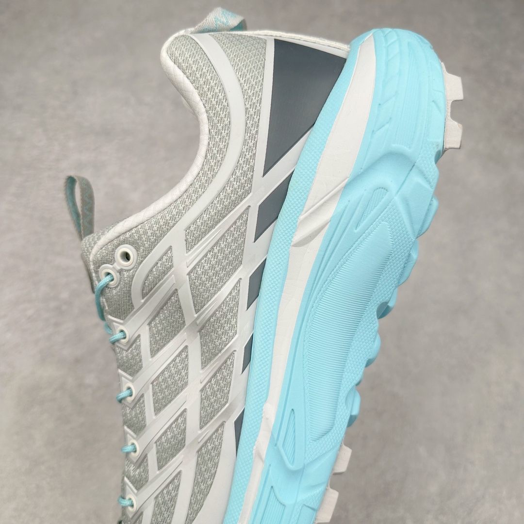 图片[7]-HOKA ONE ONE Mafate Speed 3 Low 玛法特3代系列低帮轻量户外越野休闲运动慢跑鞋 HOKA ONE ONE 最近推出了一个胶囊系列 Origin Story 这个系列里的 Mafate Speed 2 可以说让我日思夜想有一阵子了 最近终于拔草 让我来分享一下这双也是上脚赞到爆的越野跑鞋吧 以阿尔卑斯山脉作为主题将亮黄色与蓝色调覆盖在这经典轮廓之上 配色的呈现效果相当亮眼 以至于很多人买这个配色是用来日常搭配的 鞋面采用超轻的无缝架构 轻薄的TPU贴在透气的鞋面材料上 减轻重量同时也保证了支撑性 鞋底则采用滚动平衡技术 引导跑者回归自然步态 祖传的神奇EVA材质中底依旧是一如既往地表现优秀 能提供充足的缓震 作为HOKA家的越野跑鞋 VIBRAM 橡胶大底也是必不可少的 即便在复杂湿滑的地形 依旧能有良好的抓地力及稳定性 鞋带采用了弹性不易松脱的扁宽弹性鞋带 前掌与中掌部分也进行了加宽 也更加适合亚洲人的脚型 是一款十分全面且足够强悍的户外硬核越野鞋 而这双极其亮眼的越野跑鞋恰好又是在江山一百中参赛的UTMB冠军 Ludovic POMMERET 夺冠时穿着的战靴 这就让它变得更加有吸引力了 用来日常搭配的话短裤是基本不挑 长裤我个人推荐阔腿裤 工装裤以及各种长筒牛仔裤都可以 尺码：36 36.5 37.5 38 38.5 39 40 40.5 41 42 42.5 43 44 44.5 45-选品中心