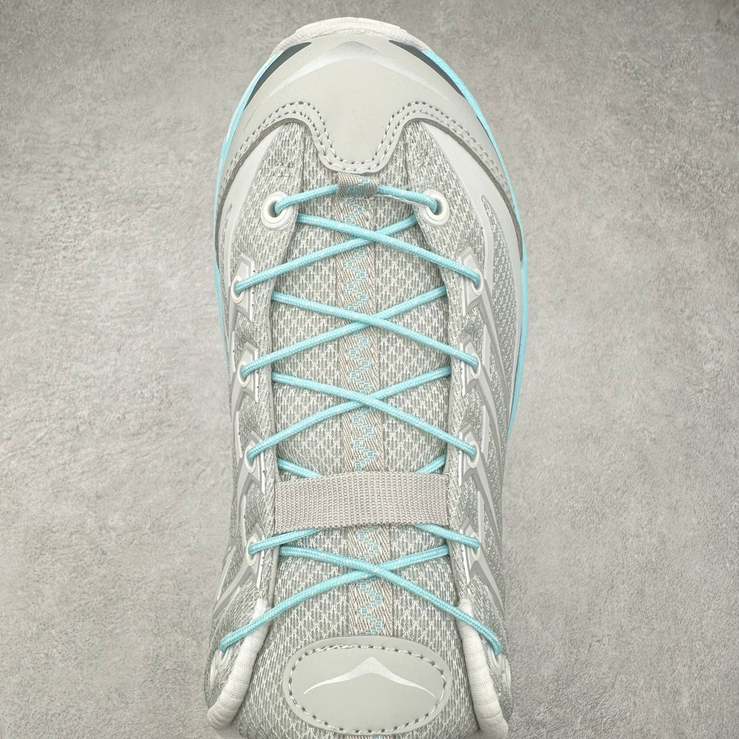 图片[4]-HOKA ONE ONE Mafate Speed 3 Low 玛法特3代系列低帮轻量户外越野休闲运动慢跑鞋 HOKA ONE ONE 最近推出了一个胶囊系列 Origin Story 这个系列里的 Mafate Speed 2 可以说让我日思夜想有一阵子了 最近终于拔草 让我来分享一下这双也是上脚赞到爆的越野跑鞋吧 以阿尔卑斯山脉作为主题将亮黄色与蓝色调覆盖在这经典轮廓之上 配色的呈现效果相当亮眼 以至于很多人买这个配色是用来日常搭配的 鞋面采用超轻的无缝架构 轻薄的TPU贴在透气的鞋面材料上 减轻重量同时也保证了支撑性 鞋底则采用滚动平衡技术 引导跑者回归自然步态 祖传的神奇EVA材质中底依旧是一如既往地表现优秀 能提供充足的缓震 作为HOKA家的越野跑鞋 VIBRAM 橡胶大底也是必不可少的 即便在复杂湿滑的地形 依旧能有良好的抓地力及稳定性 鞋带采用了弹性不易松脱的扁宽弹性鞋带 前掌与中掌部分也进行了加宽 也更加适合亚洲人的脚型 是一款十分全面且足够强悍的户外硬核越野鞋 而这双极其亮眼的越野跑鞋恰好又是在江山一百中参赛的UTMB冠军 Ludovic POMMERET 夺冠时穿着的战靴 这就让它变得更加有吸引力了 用来日常搭配的话短裤是基本不挑 长裤我个人推荐阔腿裤 工装裤以及各种长筒牛仔裤都可以 尺码：36 36.5 37.5 38 38.5 39 40 40.5 41 42 42.5 43 44 44.5 45-选品中心