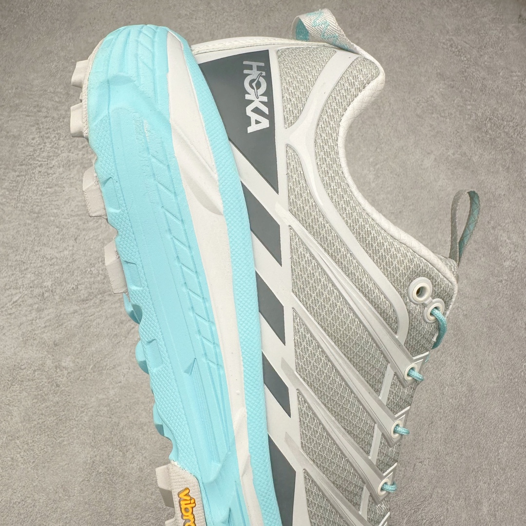 图片[6]-HOKA ONE ONE Mafate Speed 3 Low 玛法特3代系列低帮轻量户外越野休闲运动慢跑鞋 HOKA ONE ONE 最近推出了一个胶囊系列 Origin Story 这个系列里的 Mafate Speed 2 可以说让我日思夜想有一阵子了 最近终于拔草 让我来分享一下这双也是上脚赞到爆的越野跑鞋吧 以阿尔卑斯山脉作为主题将亮黄色与蓝色调覆盖在这经典轮廓之上 配色的呈现效果相当亮眼 以至于很多人买这个配色是用来日常搭配的 鞋面采用超轻的无缝架构 轻薄的TPU贴在透气的鞋面材料上 减轻重量同时也保证了支撑性 鞋底则采用滚动平衡技术 引导跑者回归自然步态 祖传的神奇EVA材质中底依旧是一如既往地表现优秀 能提供充足的缓震 作为HOKA家的越野跑鞋 VIBRAM 橡胶大底也是必不可少的 即便在复杂湿滑的地形 依旧能有良好的抓地力及稳定性 鞋带采用了弹性不易松脱的扁宽弹性鞋带 前掌与中掌部分也进行了加宽 也更加适合亚洲人的脚型 是一款十分全面且足够强悍的户外硬核越野鞋 而这双极其亮眼的越野跑鞋恰好又是在江山一百中参赛的UTMB冠军 Ludovic POMMERET 夺冠时穿着的战靴 这就让它变得更加有吸引力了 用来日常搭配的话短裤是基本不挑 长裤我个人推荐阔腿裤 工装裤以及各种长筒牛仔裤都可以 尺码：36 36.5 37.5 38 38.5 39 40 40.5 41 42 42.5 43 44 44.5 45-选品中心