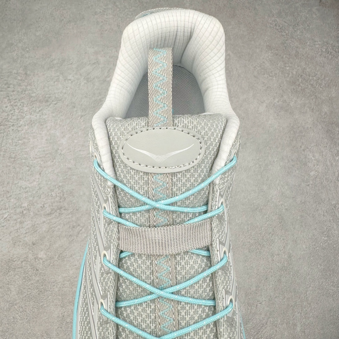 图片[5]-HOKA ONE ONE Mafate Speed 3 Low 玛法特3代系列低帮轻量户外越野休闲运动慢跑鞋 HOKA ONE ONE 最近推出了一个胶囊系列 Origin Story 这个系列里的 Mafate Speed 2 可以说让我日思夜想有一阵子了 最近终于拔草 让我来分享一下这双也是上脚赞到爆的越野跑鞋吧 以阿尔卑斯山脉作为主题将亮黄色与蓝色调覆盖在这经典轮廓之上 配色的呈现效果相当亮眼 以至于很多人买这个配色是用来日常搭配的 鞋面采用超轻的无缝架构 轻薄的TPU贴在透气的鞋面材料上 减轻重量同时也保证了支撑性 鞋底则采用滚动平衡技术 引导跑者回归自然步态 祖传的神奇EVA材质中底依旧是一如既往地表现优秀 能提供充足的缓震 作为HOKA家的越野跑鞋 VIBRAM 橡胶大底也是必不可少的 即便在复杂湿滑的地形 依旧能有良好的抓地力及稳定性 鞋带采用了弹性不易松脱的扁宽弹性鞋带 前掌与中掌部分也进行了加宽 也更加适合亚洲人的脚型 是一款十分全面且足够强悍的户外硬核越野鞋 而这双极其亮眼的越野跑鞋恰好又是在江山一百中参赛的UTMB冠军 Ludovic POMMERET 夺冠时穿着的战靴 这就让它变得更加有吸引力了 用来日常搭配的话短裤是基本不挑 长裤我个人推荐阔腿裤 工装裤以及各种长筒牛仔裤都可以 尺码：36 36.5 37.5 38 38.5 39 40 40.5 41 42 42.5 43 44 44.5 45-选品中心