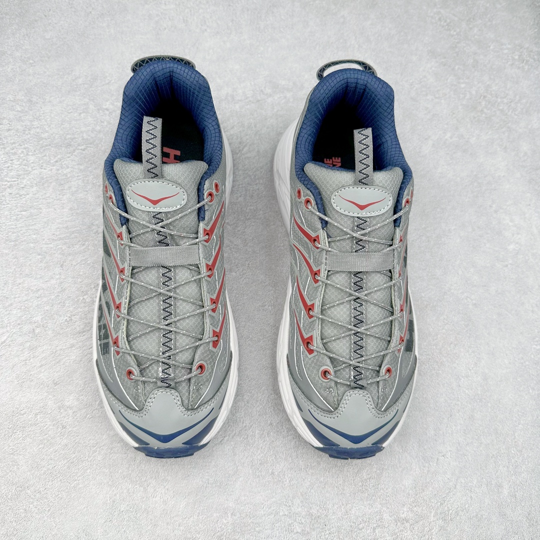 图片[2]-HOKA ONE ONE Mafate Speed 3 Low 玛法特3代系列低帮轻量户外越野休闲运动慢跑鞋 HOKA ONE ONE 最近推出了一个胶囊系列 Origin Story 这个系列里的 Mafate Speed 2 可以说让我日思夜想有一阵子了 最近终于拔草 让我来分享一下这双也是上脚赞到爆的越野跑鞋吧 以阿尔卑斯山脉作为主题将亮黄色与蓝色调覆盖在这经典轮廓之上 配色的呈现效果相当亮眼 以至于很多人买这个配色是用来日常搭配的 鞋面采用超轻的无缝架构 轻薄的TPU贴在透气的鞋面材料上 减轻重量同时也保证了支撑性 鞋底则采用滚动平衡技术 引导跑者回归自然步态 祖传的神奇EVA材质中底依旧是一如既往地表现优秀 能提供充足的缓震 作为HOKA家的越野跑鞋 VIBRAM 橡胶大底也是必不可少的 即便在复杂湿滑的地形 依旧能有良好的抓地力及稳定性 鞋带采用了弹性不易松脱的扁宽弹性鞋带 前掌与中掌部分也进行了加宽 也更加适合亚洲人的脚型 是一款十分全面且足够强悍的户外硬核越野鞋 而这双极其亮眼的越野跑鞋恰好又是在江山一百中参赛的UTMB冠军 Ludovic POMMERET 夺冠时穿着的战靴 这就让它变得更加有吸引力了 用来日常搭配的话短裤是基本不挑 长裤我个人推荐阔腿裤 工装裤以及各种长筒牛仔裤都可以 尺码：36 36.5 37.5 38 38.5 39 40 40.5 41 42 42.5 43 44 44.5 45-选品中心