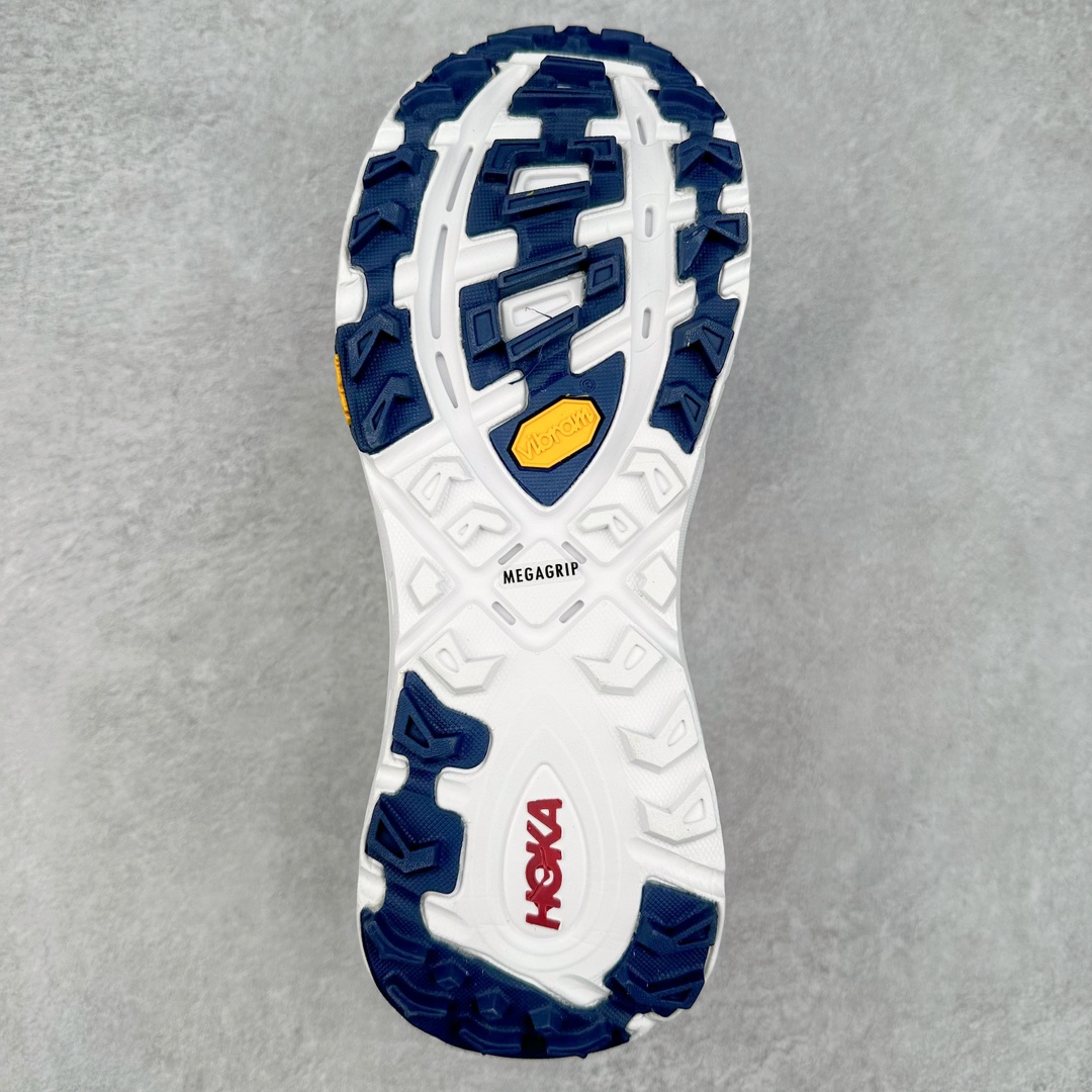 图片[9]-HOKA ONE ONE Mafate Speed 3 Low 玛法特3代系列低帮轻量户外越野休闲运动慢跑鞋 HOKA ONE ONE 最近推出了一个胶囊系列 Origin Story 这个系列里的 Mafate Speed 2 可以说让我日思夜想有一阵子了 最近终于拔草 让我来分享一下这双也是上脚赞到爆的越野跑鞋吧 以阿尔卑斯山脉作为主题将亮黄色与蓝色调覆盖在这经典轮廓之上 配色的呈现效果相当亮眼 以至于很多人买这个配色是用来日常搭配的 鞋面采用超轻的无缝架构 轻薄的TPU贴在透气的鞋面材料上 减轻重量同时也保证了支撑性 鞋底则采用滚动平衡技术 引导跑者回归自然步态 祖传的神奇EVA材质中底依旧是一如既往地表现优秀 能提供充足的缓震 作为HOKA家的越野跑鞋 VIBRAM 橡胶大底也是必不可少的 即便在复杂湿滑的地形 依旧能有良好的抓地力及稳定性 鞋带采用了弹性不易松脱的扁宽弹性鞋带 前掌与中掌部分也进行了加宽 也更加适合亚洲人的脚型 是一款十分全面且足够强悍的户外硬核越野鞋 而这双极其亮眼的越野跑鞋恰好又是在江山一百中参赛的UTMB冠军 Ludovic POMMERET 夺冠时穿着的战靴 这就让它变得更加有吸引力了 用来日常搭配的话短裤是基本不挑 长裤我个人推荐阔腿裤 工装裤以及各种长筒牛仔裤都可以 尺码：36 36.5 37.5 38 38.5 39 40 40.5 41 42 42.5 43 44 44.5 45-选品中心