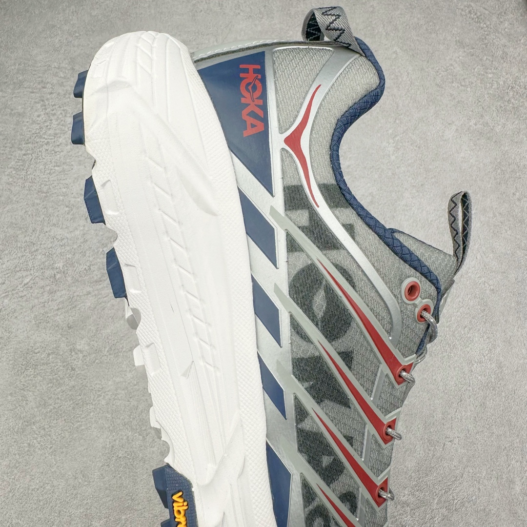 图片[6]-HOKA ONE ONE Mafate Speed 3 Low 玛法特3代系列低帮轻量户外越野休闲运动慢跑鞋 HOKA ONE ONE 最近推出了一个胶囊系列 Origin Story 这个系列里的 Mafate Speed 2 可以说让我日思夜想有一阵子了 最近终于拔草 让我来分享一下这双也是上脚赞到爆的越野跑鞋吧 以阿尔卑斯山脉作为主题将亮黄色与蓝色调覆盖在这经典轮廓之上 配色的呈现效果相当亮眼 以至于很多人买这个配色是用来日常搭配的 鞋面采用超轻的无缝架构 轻薄的TPU贴在透气的鞋面材料上 减轻重量同时也保证了支撑性 鞋底则采用滚动平衡技术 引导跑者回归自然步态 祖传的神奇EVA材质中底依旧是一如既往地表现优秀 能提供充足的缓震 作为HOKA家的越野跑鞋 VIBRAM 橡胶大底也是必不可少的 即便在复杂湿滑的地形 依旧能有良好的抓地力及稳定性 鞋带采用了弹性不易松脱的扁宽弹性鞋带 前掌与中掌部分也进行了加宽 也更加适合亚洲人的脚型 是一款十分全面且足够强悍的户外硬核越野鞋 而这双极其亮眼的越野跑鞋恰好又是在江山一百中参赛的UTMB冠军 Ludovic POMMERET 夺冠时穿着的战靴 这就让它变得更加有吸引力了 用来日常搭配的话短裤是基本不挑 长裤我个人推荐阔腿裤 工装裤以及各种长筒牛仔裤都可以 尺码：36 36.5 37.5 38 38.5 39 40 40.5 41 42 42.5 43 44 44.5 45-选品中心