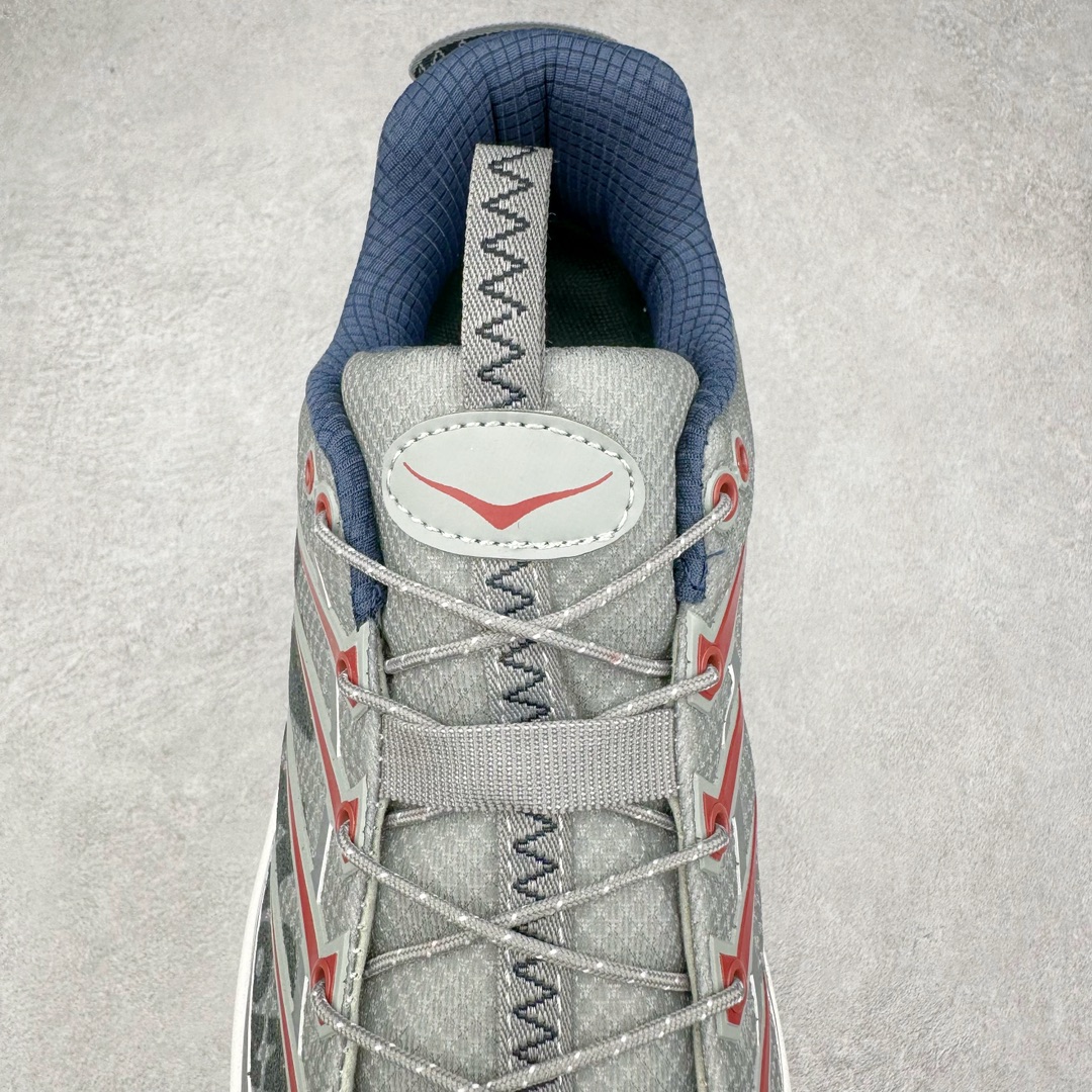 图片[5]-HOKA ONE ONE Mafate Speed 3 Low 玛法特3代系列低帮轻量户外越野休闲运动慢跑鞋 HOKA ONE ONE 最近推出了一个胶囊系列 Origin Story 这个系列里的 Mafate Speed 2 可以说让我日思夜想有一阵子了 最近终于拔草 让我来分享一下这双也是上脚赞到爆的越野跑鞋吧 以阿尔卑斯山脉作为主题将亮黄色与蓝色调覆盖在这经典轮廓之上 配色的呈现效果相当亮眼 以至于很多人买这个配色是用来日常搭配的 鞋面采用超轻的无缝架构 轻薄的TPU贴在透气的鞋面材料上 减轻重量同时也保证了支撑性 鞋底则采用滚动平衡技术 引导跑者回归自然步态 祖传的神奇EVA材质中底依旧是一如既往地表现优秀 能提供充足的缓震 作为HOKA家的越野跑鞋 VIBRAM 橡胶大底也是必不可少的 即便在复杂湿滑的地形 依旧能有良好的抓地力及稳定性 鞋带采用了弹性不易松脱的扁宽弹性鞋带 前掌与中掌部分也进行了加宽 也更加适合亚洲人的脚型 是一款十分全面且足够强悍的户外硬核越野鞋 而这双极其亮眼的越野跑鞋恰好又是在江山一百中参赛的UTMB冠军 Ludovic POMMERET 夺冠时穿着的战靴 这就让它变得更加有吸引力了 用来日常搭配的话短裤是基本不挑 长裤我个人推荐阔腿裤 工装裤以及各种长筒牛仔裤都可以 尺码：36 36.5 37.5 38 38.5 39 40 40.5 41 42 42.5 43 44 44.5 45-选品中心