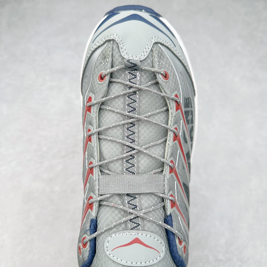 图片[4]-HOKA ONE ONE Mafate Speed 3 Low 玛法特3代系列低帮轻量户外越野休闲运动慢跑鞋 HOKA ONE ONE 最近推出了一个胶囊系列 Origin Story 这个系列里的 Mafate Speed 2 可以说让我日思夜想有一阵子了 最近终于拔草 让我来分享一下这双也是上脚赞到爆的越野跑鞋吧 以阿尔卑斯山脉作为主题将亮黄色与蓝色调覆盖在这经典轮廓之上 配色的呈现效果相当亮眼 以至于很多人买这个配色是用来日常搭配的 鞋面采用超轻的无缝架构 轻薄的TPU贴在透气的鞋面材料上 减轻重量同时也保证了支撑性 鞋底则采用滚动平衡技术 引导跑者回归自然步态 祖传的神奇EVA材质中底依旧是一如既往地表现优秀 能提供充足的缓震 作为HOKA家的越野跑鞋 VIBRAM 橡胶大底也是必不可少的 即便在复杂湿滑的地形 依旧能有良好的抓地力及稳定性 鞋带采用了弹性不易松脱的扁宽弹性鞋带 前掌与中掌部分也进行了加宽 也更加适合亚洲人的脚型 是一款十分全面且足够强悍的户外硬核越野鞋 而这双极其亮眼的越野跑鞋恰好又是在江山一百中参赛的UTMB冠军 Ludovic POMMERET 夺冠时穿着的战靴 这就让它变得更加有吸引力了 用来日常搭配的话短裤是基本不挑 长裤我个人推荐阔腿裤 工装裤以及各种长筒牛仔裤都可以 尺码：36 36.5 37.5 38 38.5 39 40 40.5 41 42 42.5 43 44 44.5 45-选品中心