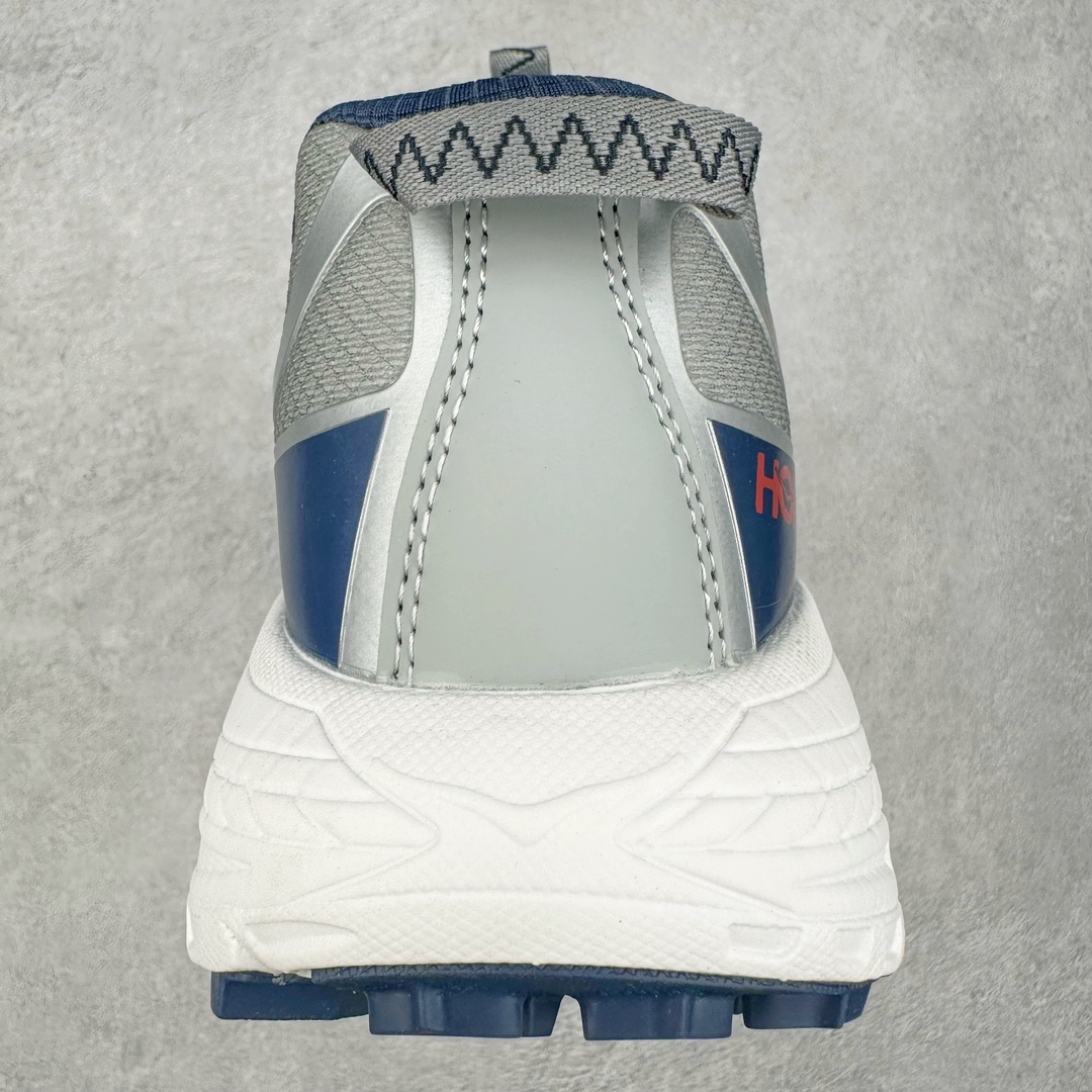 图片[8]-HOKA ONE ONE Mafate Speed 3 Low 玛法特3代系列低帮轻量户外越野休闲运动慢跑鞋 HOKA ONE ONE 最近推出了一个胶囊系列 Origin Story 这个系列里的 Mafate Speed 2 可以说让我日思夜想有一阵子了 最近终于拔草 让我来分享一下这双也是上脚赞到爆的越野跑鞋吧 以阿尔卑斯山脉作为主题将亮黄色与蓝色调覆盖在这经典轮廓之上 配色的呈现效果相当亮眼 以至于很多人买这个配色是用来日常搭配的 鞋面采用超轻的无缝架构 轻薄的TPU贴在透气的鞋面材料上 减轻重量同时也保证了支撑性 鞋底则采用滚动平衡技术 引导跑者回归自然步态 祖传的神奇EVA材质中底依旧是一如既往地表现优秀 能提供充足的缓震 作为HOKA家的越野跑鞋 VIBRAM 橡胶大底也是必不可少的 即便在复杂湿滑的地形 依旧能有良好的抓地力及稳定性 鞋带采用了弹性不易松脱的扁宽弹性鞋带 前掌与中掌部分也进行了加宽 也更加适合亚洲人的脚型 是一款十分全面且足够强悍的户外硬核越野鞋 而这双极其亮眼的越野跑鞋恰好又是在江山一百中参赛的UTMB冠军 Ludovic POMMERET 夺冠时穿着的战靴 这就让它变得更加有吸引力了 用来日常搭配的话短裤是基本不挑 长裤我个人推荐阔腿裤 工装裤以及各种长筒牛仔裤都可以 尺码：36 36.5 37.5 38 38.5 39 40 40.5 41 42 42.5 43 44 44.5 45-选品中心