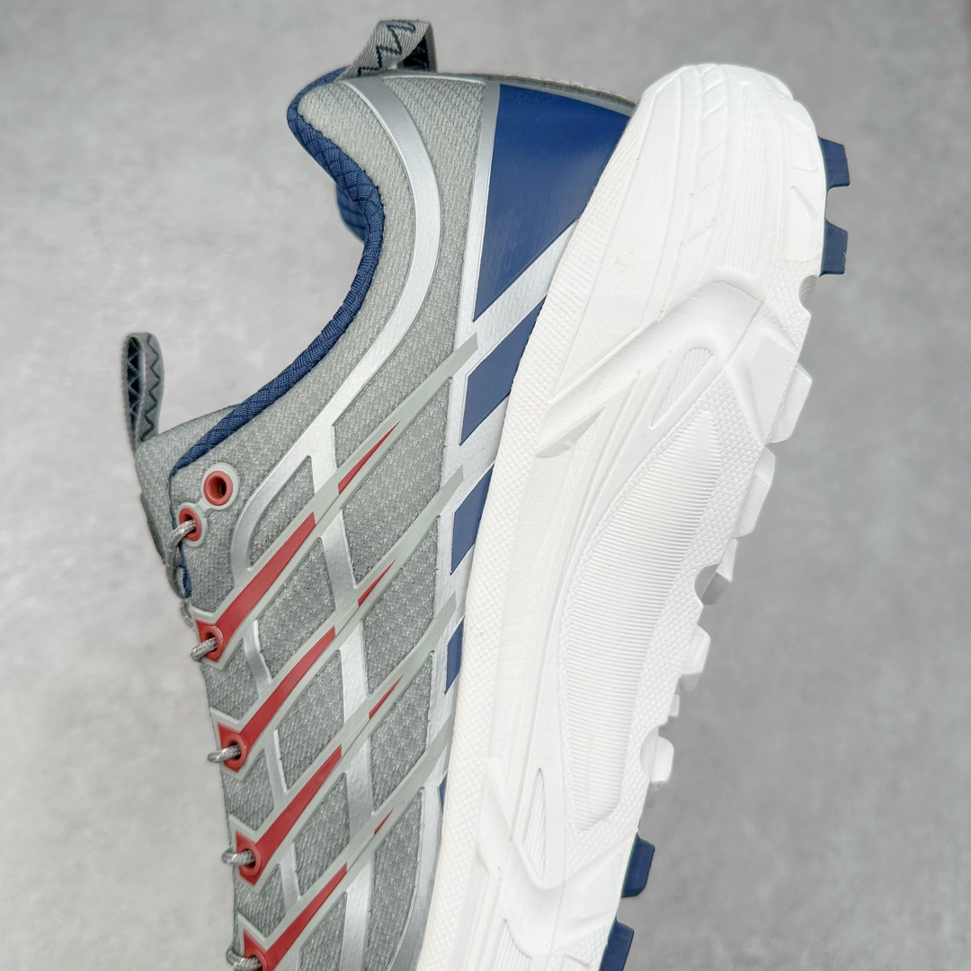 图片[7]-HOKA ONE ONE Mafate Speed 3 Low 玛法特3代系列低帮轻量户外越野休闲运动慢跑鞋 HOKA ONE ONE 最近推出了一个胶囊系列 Origin Story 这个系列里的 Mafate Speed 2 可以说让我日思夜想有一阵子了 最近终于拔草 让我来分享一下这双也是上脚赞到爆的越野跑鞋吧 以阿尔卑斯山脉作为主题将亮黄色与蓝色调覆盖在这经典轮廓之上 配色的呈现效果相当亮眼 以至于很多人买这个配色是用来日常搭配的 鞋面采用超轻的无缝架构 轻薄的TPU贴在透气的鞋面材料上 减轻重量同时也保证了支撑性 鞋底则采用滚动平衡技术 引导跑者回归自然步态 祖传的神奇EVA材质中底依旧是一如既往地表现优秀 能提供充足的缓震 作为HOKA家的越野跑鞋 VIBRAM 橡胶大底也是必不可少的 即便在复杂湿滑的地形 依旧能有良好的抓地力及稳定性 鞋带采用了弹性不易松脱的扁宽弹性鞋带 前掌与中掌部分也进行了加宽 也更加适合亚洲人的脚型 是一款十分全面且足够强悍的户外硬核越野鞋 而这双极其亮眼的越野跑鞋恰好又是在江山一百中参赛的UTMB冠军 Ludovic POMMERET 夺冠时穿着的战靴 这就让它变得更加有吸引力了 用来日常搭配的话短裤是基本不挑 长裤我个人推荐阔腿裤 工装裤以及各种长筒牛仔裤都可以 尺码：36 36.5 37.5 38 38.5 39 40 40.5 41 42 42.5 43 44 44.5 45-选品中心