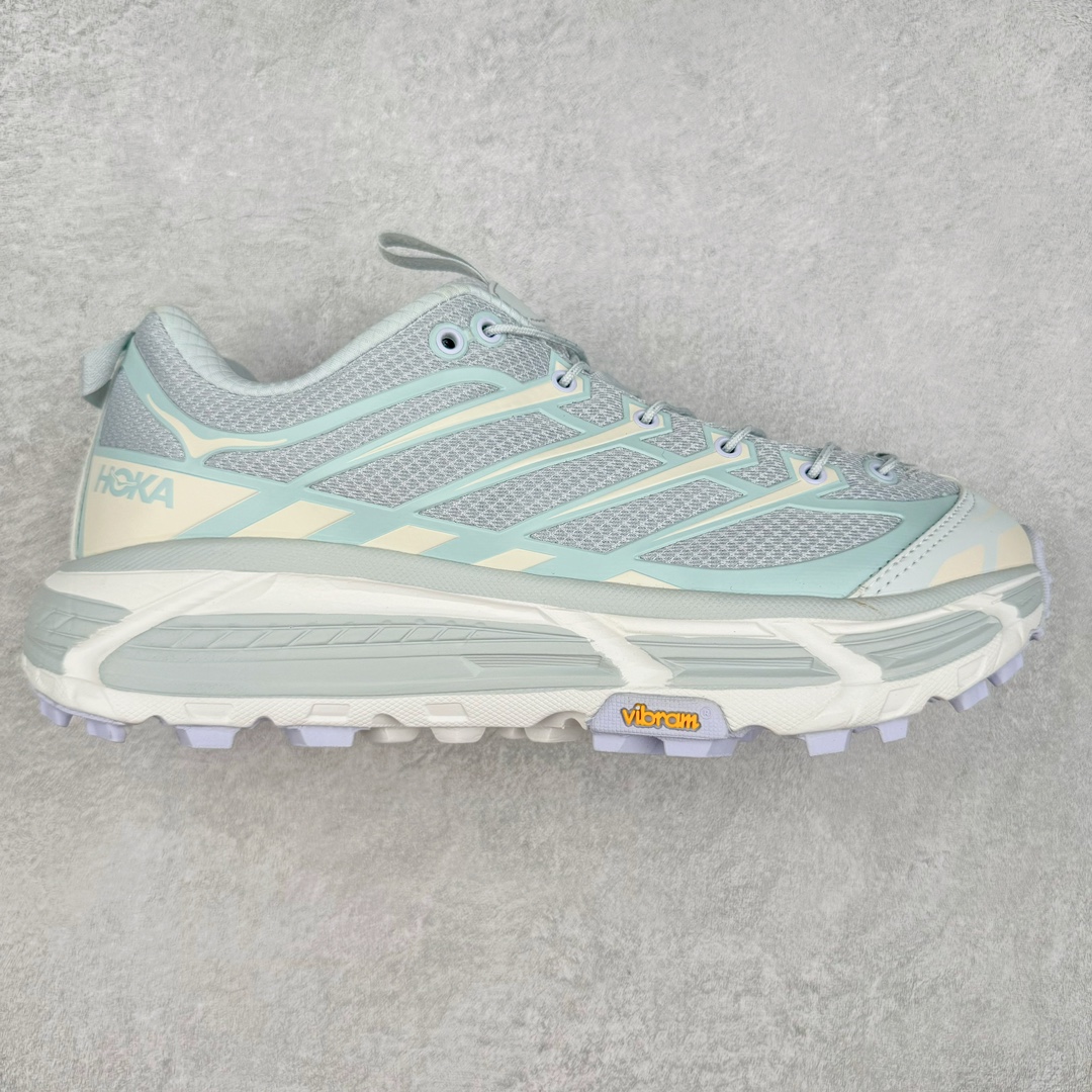 ＃特价福利 HOKA ONE ONE Mafate Speed 3 Low 玛法特3代系列低帮轻量户外越野休闲运动慢跑鞋 HOKA ONE ONE 最近推出了一个胶囊系列 Origin Story 这个系列里的 Mafate Speed 2 可以说让我日思夜想有一阵子了 最近终于拔草 让我来分享一下这双也是上脚赞到爆的越野跑鞋吧 以阿尔卑斯山脉作为主题将亮黄色与蓝色调覆盖在这经典轮廓之上 配色的呈现效果相当亮眼 以至于很多人买这个配色是用来日常搭配的 鞋面采用超轻的无缝架构 轻薄的TPU贴在透气的鞋面材料上 减轻重量同时也保证了支撑性 鞋底则采用滚动平衡技术 引导跑者回归自然步态 祖传的神奇EVA材质中底依旧是一如既往地表现优秀 能提供充足的缓震 作为HOKA家的越野跑鞋 VIBRAM 橡胶大底也是必不可少的 即便在复杂湿滑的地形 依旧能有良好的抓地力及稳定性 鞋带采用了弹性不易松脱的扁宽弹性鞋带 前掌与中掌部分也进行了加宽 也更加适合亚洲人的脚型 是一款十分全面且足够强悍的户外硬核越野鞋 而这双极其亮眼的越野跑鞋恰好又是在江山一百中参赛的UTMB冠军 Ludovic POMMERET 夺冠时穿着的战靴 这就让它变得更加有吸引力了 用来日常搭配的话短裤是基本不挑 长裤我个人推荐阔腿裤 工装裤以及各种长筒牛仔裤都可以 尺码：36 36.5 37.5 38 38.5 39 40 40.5 41 42 42.5 43 44 45-选品中心