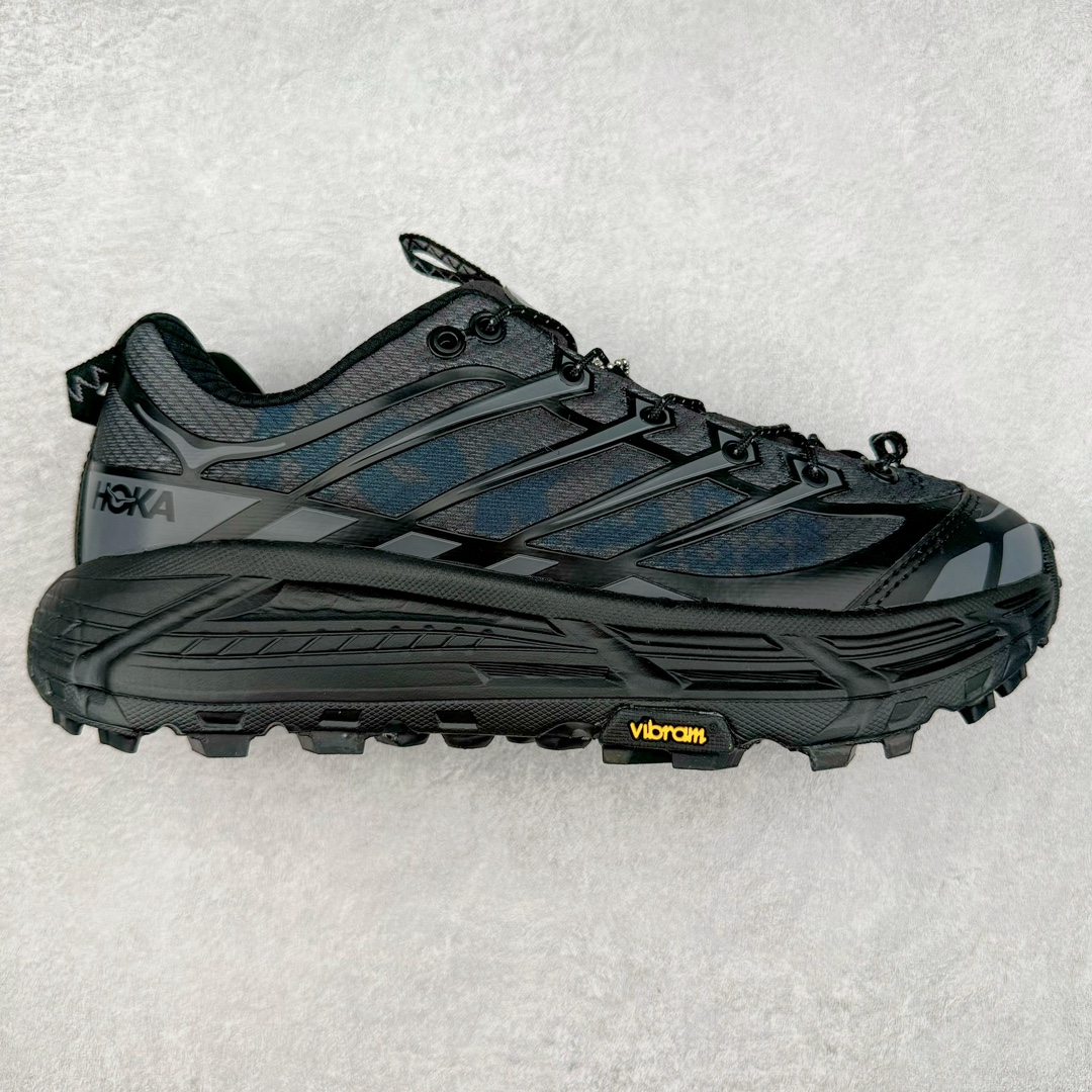 HOKA ONE ONE Mafate Speed 3 Low 玛法特3代系列低帮轻量户外越野休闲运动慢跑鞋 HOKA ONE ONE 最近推出了一个胶囊系列 Origin Story 这个系列里的 Mafate Speed 2 可以说让我日思夜想有一阵子了 最近终于拔草 让我来分享一下这双也是上脚赞到爆的越野跑鞋吧 以阿尔卑斯山脉作为主题将亮黄色与蓝色调覆盖在这经典轮廓之上 配色的呈现效果相当亮眼 以至于很多人买这个配色是用来日常搭配的 鞋面采用超轻的无缝架构 轻薄的TPU贴在透气的鞋面材料上 减轻重量同时也保证了支撑性 鞋底则采用滚动平衡技术 引导跑者回归自然步态 祖传的神奇EVA材质中底依旧是一如既往地表现优秀 能提供充足的缓震 作为HOKA家的越野跑鞋 VIBRAM 橡胶大底也是必不可少的 即便在复杂湿滑的地形 依旧能有良好的抓地力及稳定性 鞋带采用了弹性不易松脱的扁宽弹性鞋带 前掌与中掌部分也进行了加宽 也更加适合亚洲人的脚型 是一款十分全面且足够强悍的户外硬核越野鞋 而这双极其亮眼的越野跑鞋恰好又是在江山一百中参赛的UTMB冠军 Ludovic POMMERET 夺冠时穿着的战靴 这就让它变得更加有吸引力了 用来日常搭配的话短裤是基本不挑 长裤我个人推荐阔腿裤 工装裤以及各种长筒牛仔裤都可以 尺码：36 36.5 37.5 38 38.5 39 40 40.5 41 42 42.5 43 44 44.5 45-选品中心