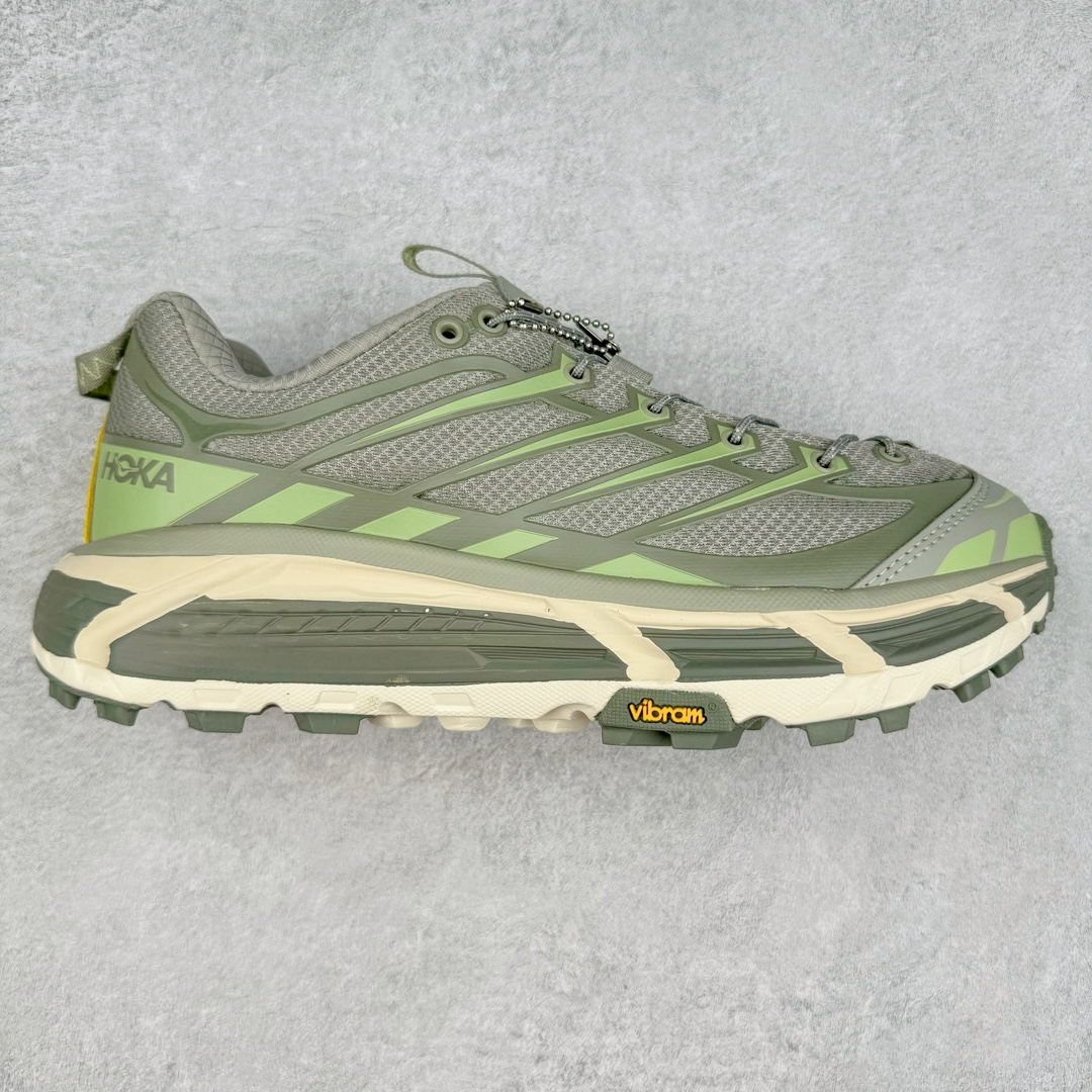 图片[3]-HOKA ONE ONE Mafate Speed 3 Low 玛法特3代系列低帮轻量户外越野休闲运动慢跑鞋 HOKA ONE ONE 最近推出了一个胶囊系列 Origin Story 这个系列里的 Mafate Speed 2 可以说让我日思夜想有一阵子了 最近终于拔草 让我来分享一下这双也是上脚赞到爆的越野跑鞋吧 以阿尔卑斯山脉作为主题将亮黄色与蓝色调覆盖在这经典轮廓之上 配色的呈现效果相当亮眼 以至于很多人买这个配色是用来日常搭配的 鞋面采用超轻的无缝架构 轻薄的TPU贴在透气的鞋面材料上 减轻重量同时也保证了支撑性 鞋底则采用滚动平衡技术 引导跑者回归自然步态 祖传的神奇EVA材质中底依旧是一如既往地表现优秀 能提供充足的缓震 作为HOKA家的越野跑鞋 VIBRAM 橡胶大底也是必不可少的 即便在复杂湿滑的地形 依旧能有良好的抓地力及稳定性 鞋带采用了弹性不易松脱的扁宽弹性鞋带 前掌与中掌部分也进行了加宽 也更加适合亚洲人的脚型 是一款十分全面且足够强悍的户外硬核越野鞋 而这双极其亮眼的越野跑鞋恰好又是在江山一百中参赛的UTMB冠军 Ludovic POMMERET 夺冠时穿着的战靴 这就让它变得更加有吸引力了 用来日常搭配的话短裤是基本不挑 长裤我个人推荐阔腿裤 工装裤以及各种长筒牛仔裤都可以 尺码：36 36.5 37.5 38 38.5 39 40 40.5 41 42 42.5 43 44 44.5 45-选品中心