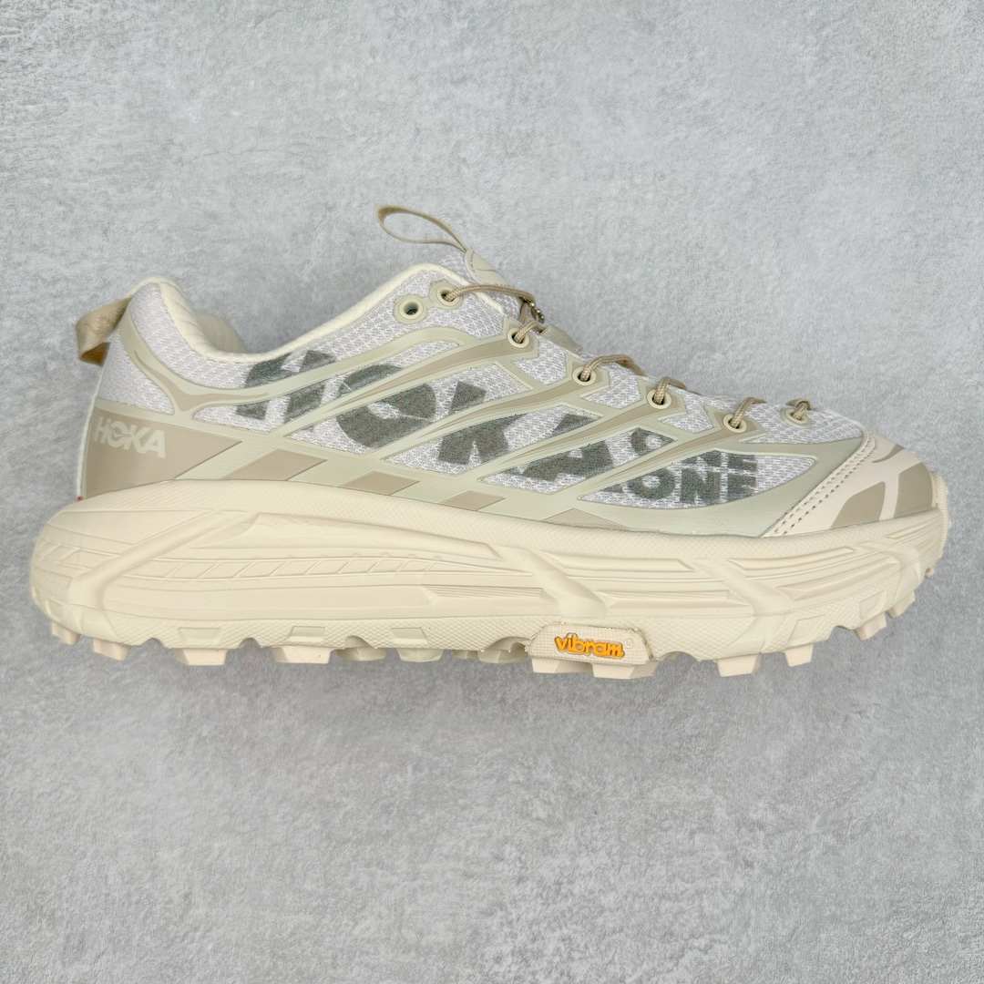 HOKA ONE ONE Mafate Speed 3 Low 玛法特3代系列低帮轻量户外越野休闲运动慢跑鞋 HOKA ONE ONE 最近推出了一个胶囊系列 Origin Story 这个系列里的 Mafate Speed 2 可以说让我日思夜想有一阵子了 最近终于拔草 让我来分享一下这双也是上脚赞到爆的越野跑鞋吧 以阿尔卑斯山脉作为主题将亮黄色与蓝色调覆盖在这经典轮廓之上 配色的呈现效果相当亮眼 以至于很多人买这个配色是用来日常搭配的 鞋面采用超轻的无缝架构 轻薄的TPU贴在透气的鞋面材料上 减轻重量同时也保证了支撑性 鞋底则采用滚动平衡技术 引导跑者回归自然步态 祖传的神奇EVA材质中底依旧是一如既往地表现优秀 能提供充足的缓震 作为HOKA家的越野跑鞋 VIBRAM 橡胶大底也是必不可少的 即便在复杂湿滑的地形 依旧能有良好的抓地力及稳定性 鞋带采用了弹性不易松脱的扁宽弹性鞋带 前掌与中掌部分也进行了加宽 也更加适合亚洲人的脚型 是一款十分全面且足够强悍的户外硬核越野鞋 而这双极其亮眼的越野跑鞋恰好又是在江山一百中参赛的UTMB冠军 Ludovic POMMERET 夺冠时穿着的战靴 这就让它变得更加有吸引力了 用来日常搭配的话短裤是基本不挑 长裤我个人推荐阔腿裤 工装裤以及各种长筒牛仔裤都可以 尺码：36 36.5 37.5 38 38.5 39 40 40.5 41 42 42.5 43 44 44.5 45-选品中心