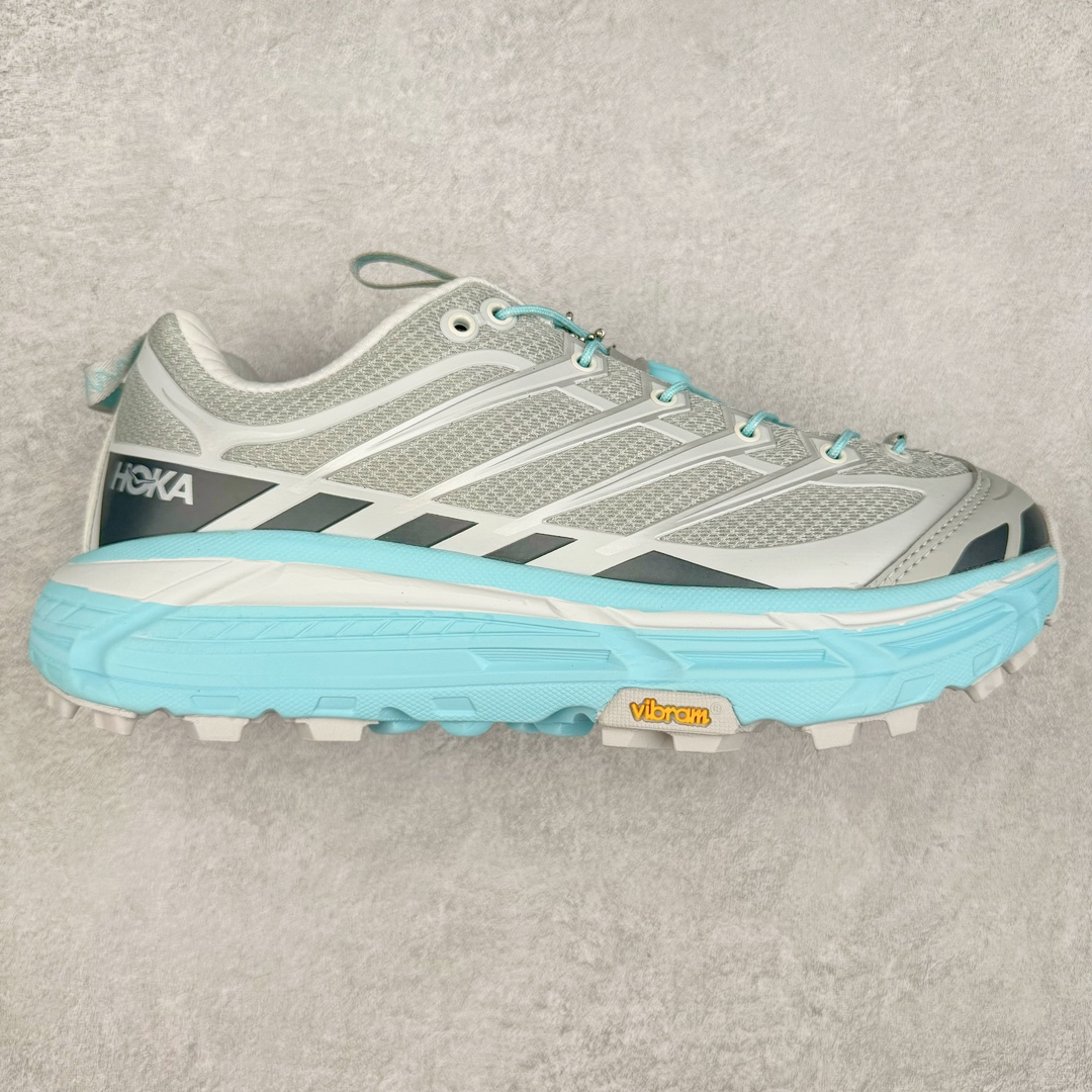 图片[2]-HOKA ONE ONE Mafate Speed 3 Low 玛法特3代系列低帮轻量户外越野休闲运动慢跑鞋 HOKA ONE ONE 最近推出了一个胶囊系列 Origin Story 这个系列里的 Mafate Speed 2 可以说让我日思夜想有一阵子了 最近终于拔草 让我来分享一下这双也是上脚赞到爆的越野跑鞋吧 以阿尔卑斯山脉作为主题将亮黄色与蓝色调覆盖在这经典轮廓之上 配色的呈现效果相当亮眼 以至于很多人买这个配色是用来日常搭配的 鞋面采用超轻的无缝架构 轻薄的TPU贴在透气的鞋面材料上 减轻重量同时也保证了支撑性 鞋底则采用滚动平衡技术 引导跑者回归自然步态 祖传的神奇EVA材质中底依旧是一如既往地表现优秀 能提供充足的缓震 作为HOKA家的越野跑鞋 VIBRAM 橡胶大底也是必不可少的 即便在复杂湿滑的地形 依旧能有良好的抓地力及稳定性 鞋带采用了弹性不易松脱的扁宽弹性鞋带 前掌与中掌部分也进行了加宽 也更加适合亚洲人的脚型 是一款十分全面且足够强悍的户外硬核越野鞋 而这双极其亮眼的越野跑鞋恰好又是在江山一百中参赛的UTMB冠军 Ludovic POMMERET 夺冠时穿着的战靴 这就让它变得更加有吸引力了 用来日常搭配的话短裤是基本不挑 长裤我个人推荐阔腿裤 工装裤以及各种长筒牛仔裤都可以 尺码：36 36.5 37.5 38 38.5 39 40 40.5 41 42 42.5 43 44 44.5 45-选品中心