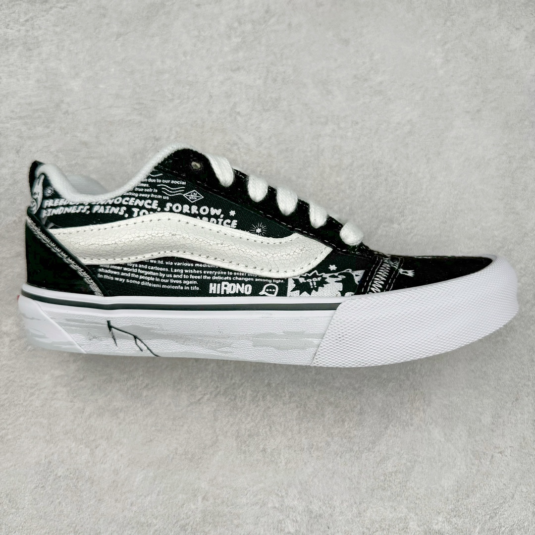 HIRONO x Vans Knu Skool 泡泡玛特小野联名 黑白涂鸦 此次VANS携手泡泡玛特爆款IP 太有看头了！ Vans超火的土豆鞋，复古经典，鞋头放大、包边上移加厚、鞋舌加厚。Vans Classics 经典支线土豆鞋 Knu Skool 是完美的平替版，是大众争相追捧的 “面包鞋” 尺码：35 36 36.5 37 38 38.5 39 40 40.5 41 42 42.5 43 44 45 工艺：硫化1：1（重量1：1、真标、原钢印、材质标、鞋型标、合格证）-选品中心