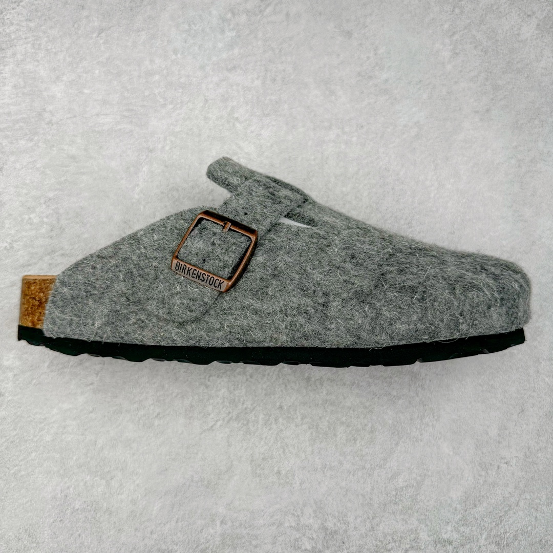 ＃DC Birkenstock Boston VL 勃肯软木底包头拖鞋 天鹅绒般的绒面革赋子休闲的经典外观 四季皆宜 柔软的鞋床采用额外的泡沫缓冲层 提供额外的舒适感和全天支撑 全网独家首发 源于德国的严谨工艺 牛巴戎面 中层松木 EVA 三层组合大底 优质牛皮面料五金扣 出口订单 尺码：35-44-选品中心