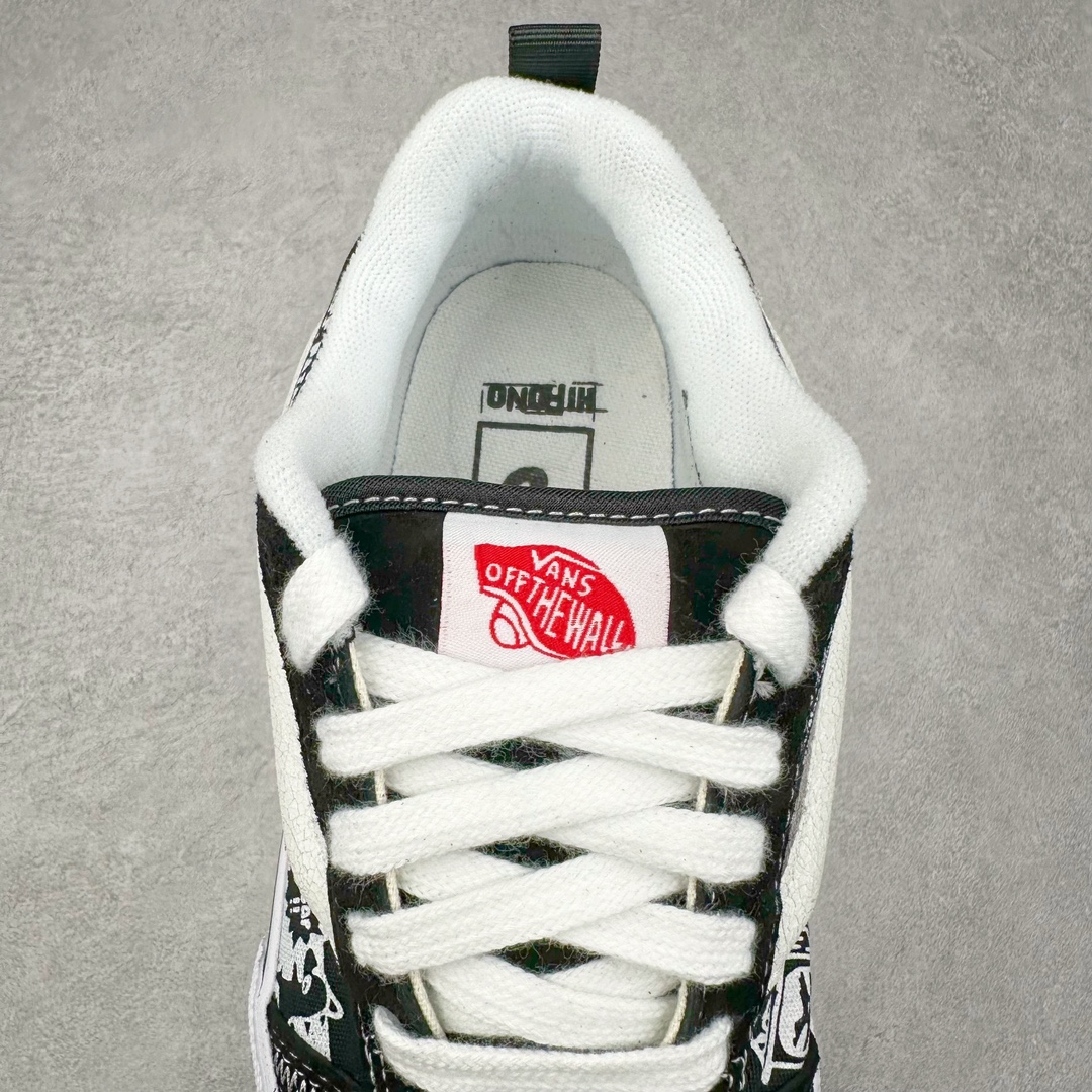 图片[5]-HIRONO x Vans Knu Skool 泡泡玛特小野联名 黑白涂鸦 此次VANS携手泡泡玛特爆款IP 太有看头了！ Vans超火的土豆鞋，复古经典，鞋头放大、包边上移加厚、鞋舌加厚。Vans Classics 经典支线土豆鞋 Knu Skool 是完美的平替版，是大众争相追捧的 “面包鞋” 尺码：35 36 36.5 37 38 38.5 39 40 40.5 41 42 42.5 43 44 45 工艺：硫化1：1（重量1：1、真标、原钢印、材质标、鞋型标、合格证）-选品中心