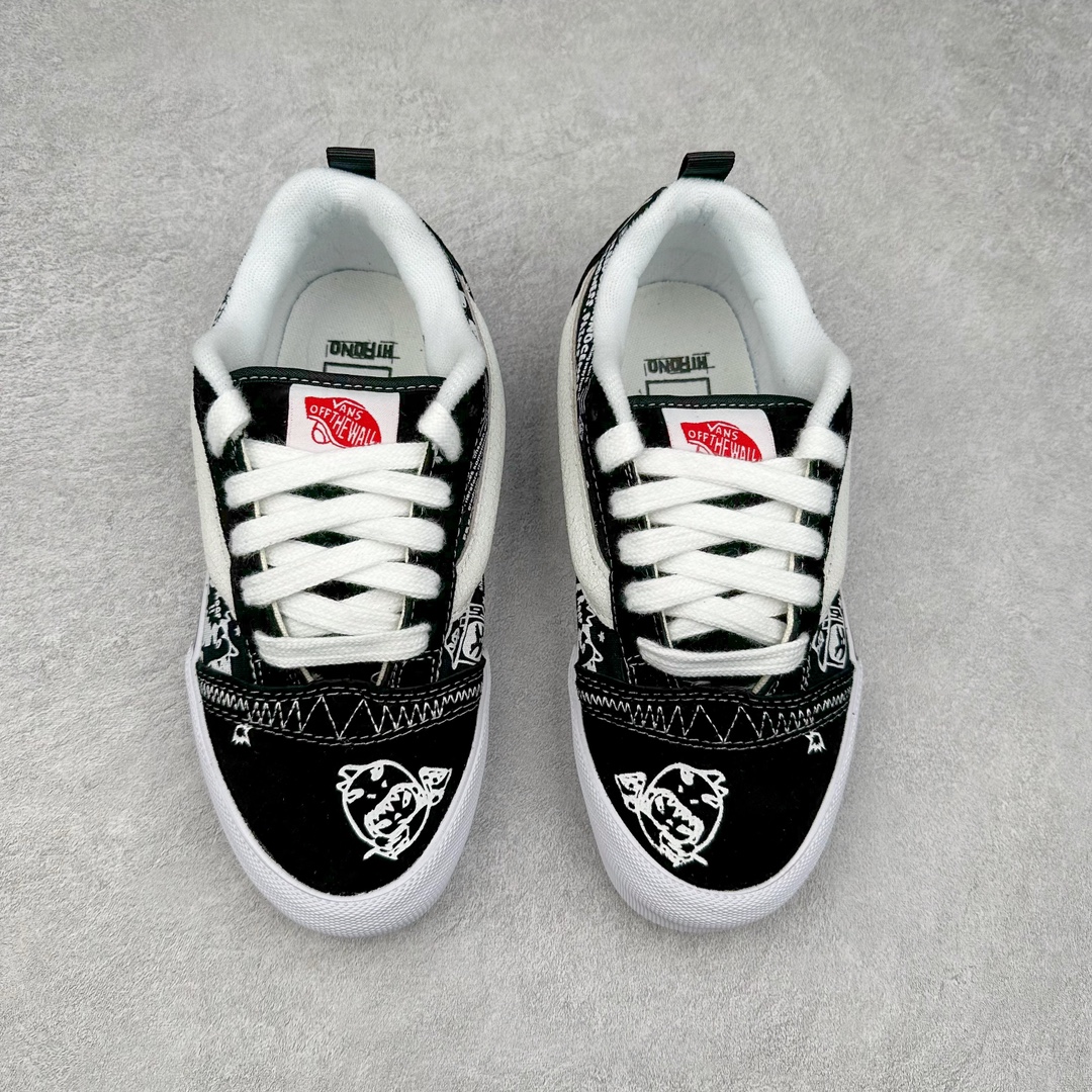 图片[2]-HIRONO x Vans Knu Skool 泡泡玛特小野联名 黑白涂鸦 此次VANS携手泡泡玛特爆款IP 太有看头了！ Vans超火的土豆鞋，复古经典，鞋头放大、包边上移加厚、鞋舌加厚。Vans Classics 经典支线土豆鞋 Knu Skool 是完美的平替版，是大众争相追捧的 “面包鞋” 尺码：35 36 36.5 37 38 38.5 39 40 40.5 41 42 42.5 43 44 45 工艺：硫化1：1（重量1：1、真标、原钢印、材质标、鞋型标、合格证）-选品中心