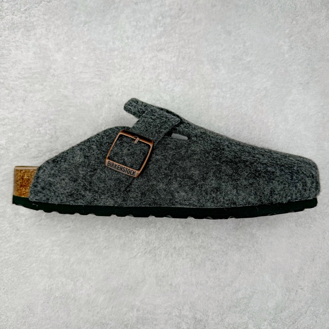 ＃DC Birkenstock Boston VL 勃肯软木底包头拖鞋 天鹅绒般的绒面革赋子休闲的经典外观 四季皆宜 柔软的鞋床采用额外的泡沫缓冲层 提供额外的舒适感和全天支撑 全网独家首发 源于德国的严谨工艺 牛巴戎面 中层松木 EVA 三层组合大底 优质牛皮面料五金扣 出口订单 尺码：35-44-选品中心
