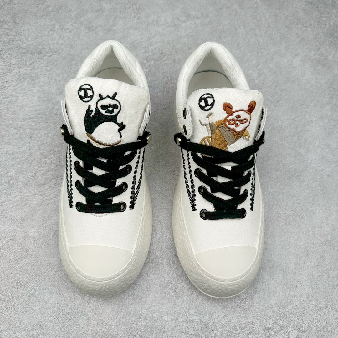 图片[2]-CHANEL 香奈儿功夫熊猫电秀款 2024秋冬新款小香风真皮轻便百搭休闲运动鞋 独家首发 小红书推荐 热搜新款 鞋面优质进口 时尚又大方 原版轻质助力大底 非常柔软轻便 脚感无敌 原鞋一致效果环保无味 尺码： 35-39-选品中心