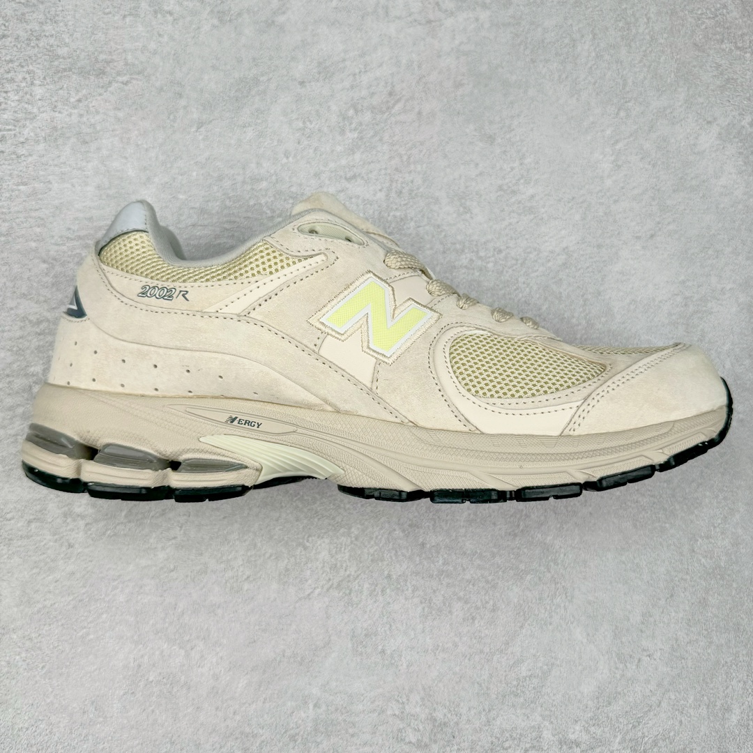 ＃福利特价 New Balance NB2002系列 男女休闲慢跑鞋 必备的时髦单品之一 最新出的2002R系列 这款延续了经典科技 升级版N-ERGY缓震物料机能与材质上脚太舒适了 鞋面的柔软麂皮搭配尼龙网布 特别透气而且还复古感 不管是搭配牛仔裤还工装裤都是百搭！小红书众多博主上脚推荐！尺码：36 36.5 37.5 38 38.5 39.5 40 40.5 41 42 42.5 43 44 44.5 45-选品中心